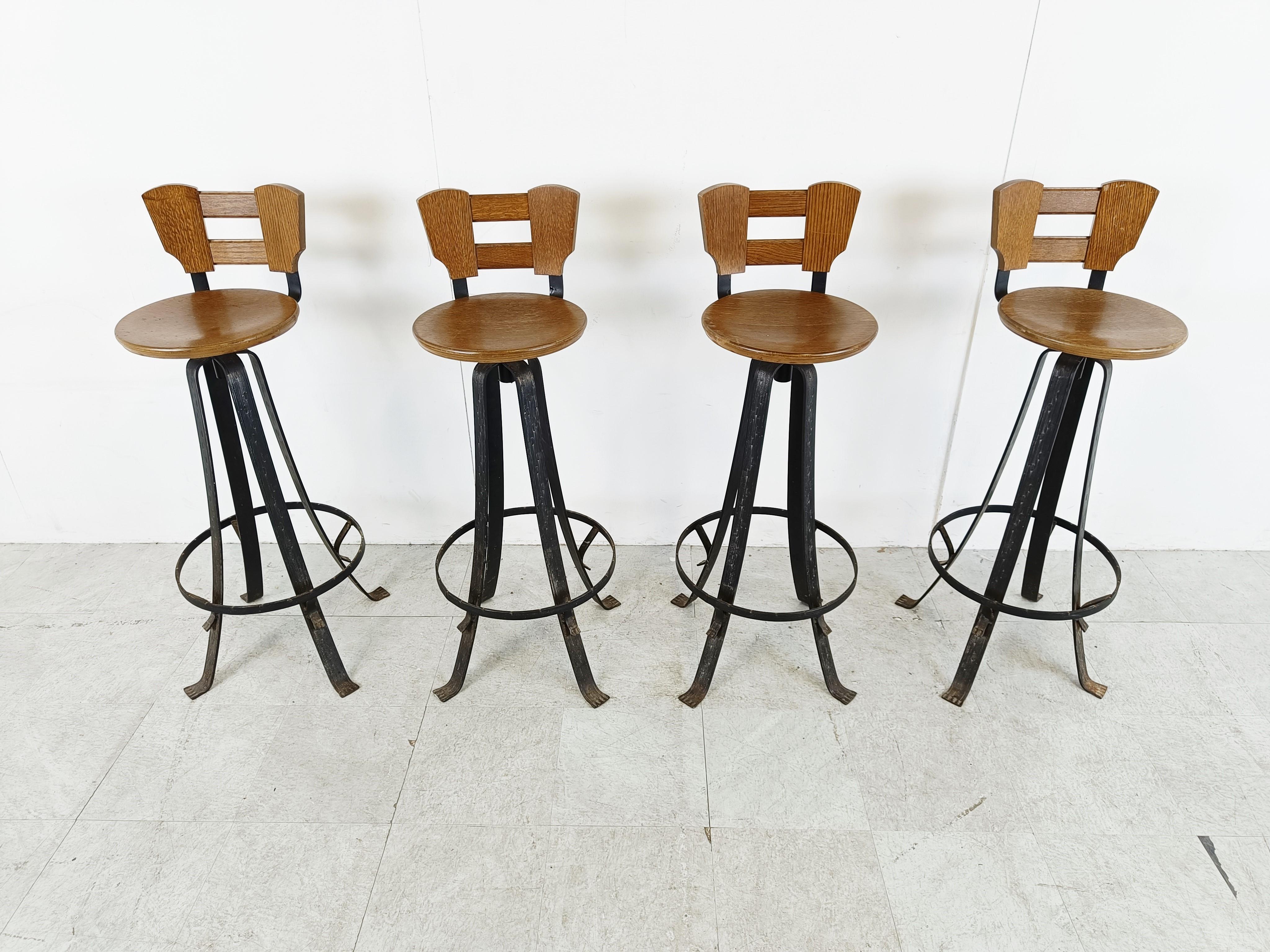 Vintage brutalist bar stools with elegant bent steel bases and wooden seats and backrests.

These bar stools are very robuste and have a nice look to them.

1970s - Germany

Dimensions:
Height: 105cm/42.78
