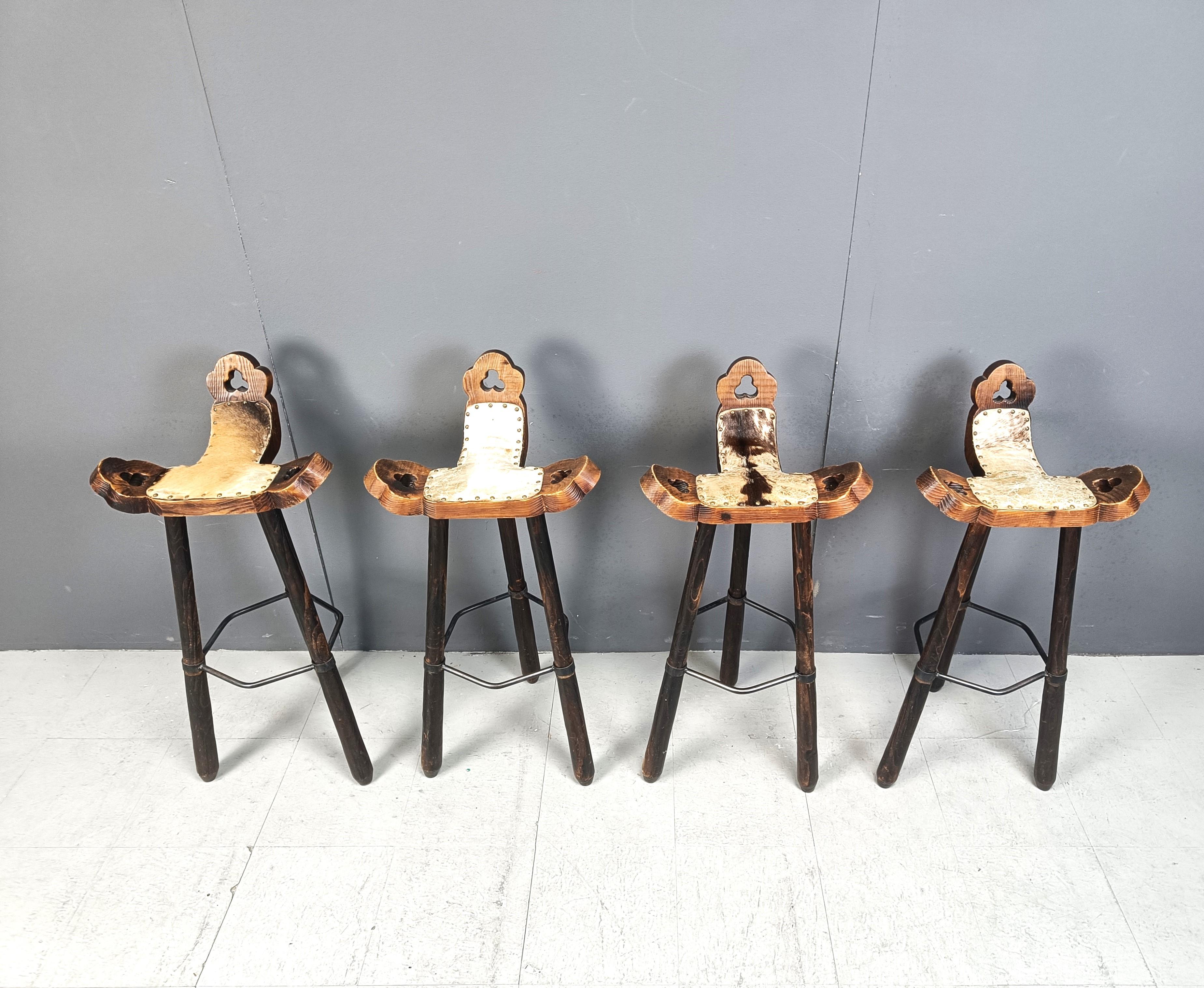 Beautiful hand made mid century tripod bar stools with backrests and animal hide seats. 

Good original condition.

1960s - Spain

Dimensions:
Height: 95cm
Seat height: 80cm
Width: 45cm
Depth: 38cm

Ref.: 25010802

*Price is for the set
*Images are