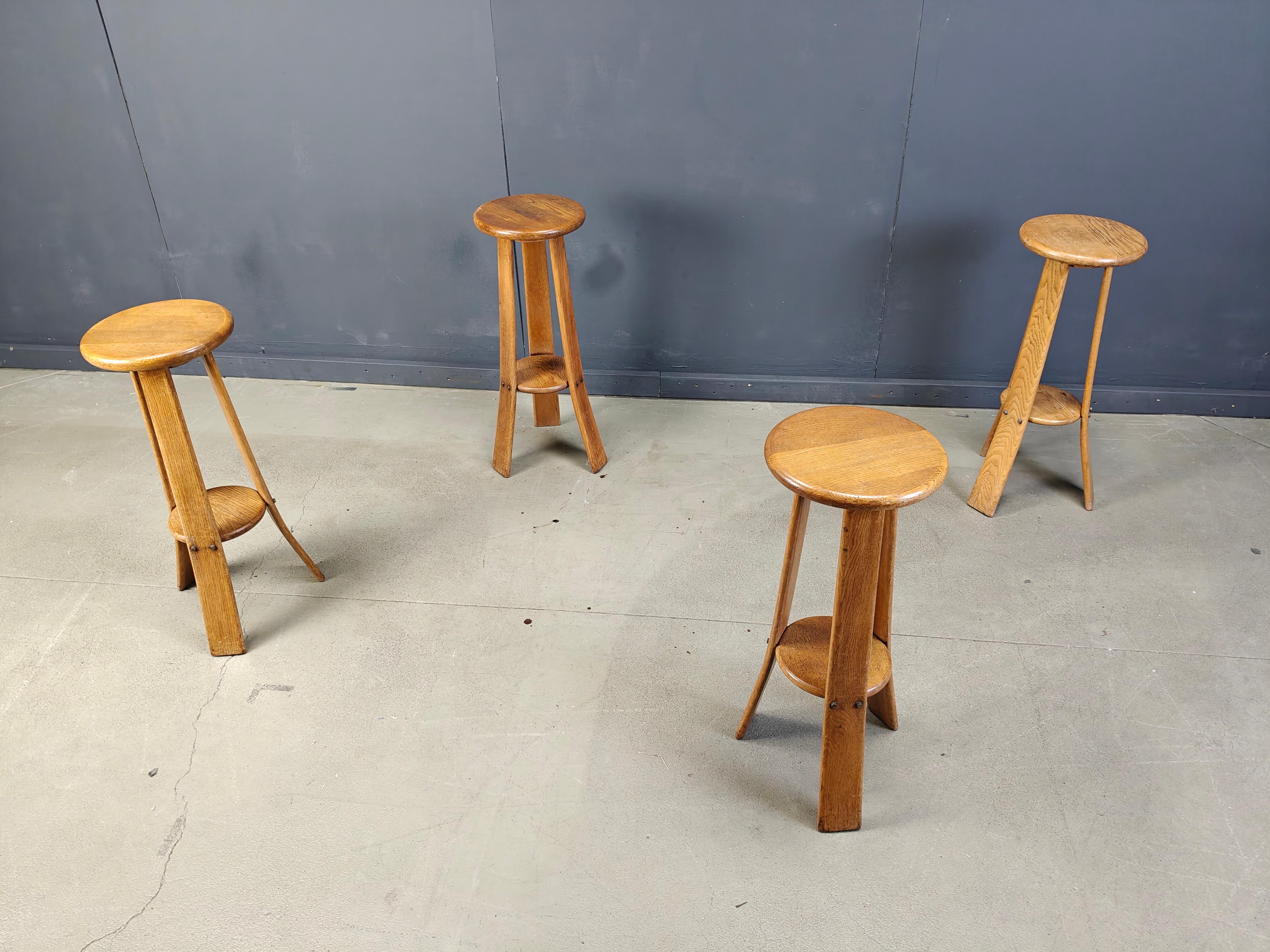 Attractive hand crafted brutalist bar stools.

Beautiful tripod bentwood base and a round seat.

Made from oak. 

Good original condition.

1960s - Germany

Dimensions:
Width: 46cm
Depth: 46cm
Height: 82cm
Seat height: 82cm

Ref.: 25071402

*Price