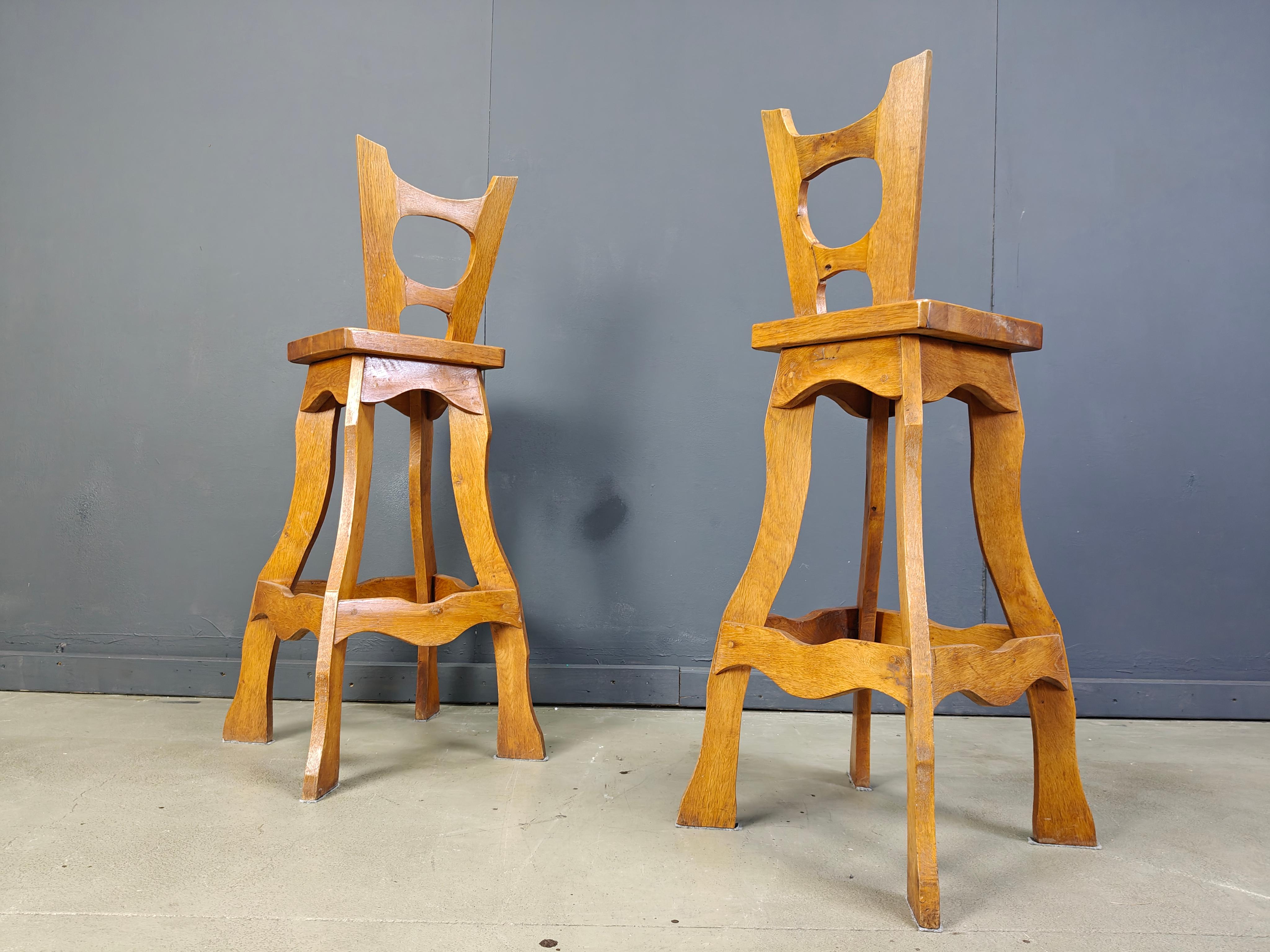 Attractive hand crafted brutalist bar stools.

Beautifully shaped stools with backrests and very elegant curves.

Made from oak. 

Good condition.

1960s - Germany

Dimensions:
Height: 115cm
Width: 50cm
Depth: 50cm
Seat height: 85cm

Ref.: