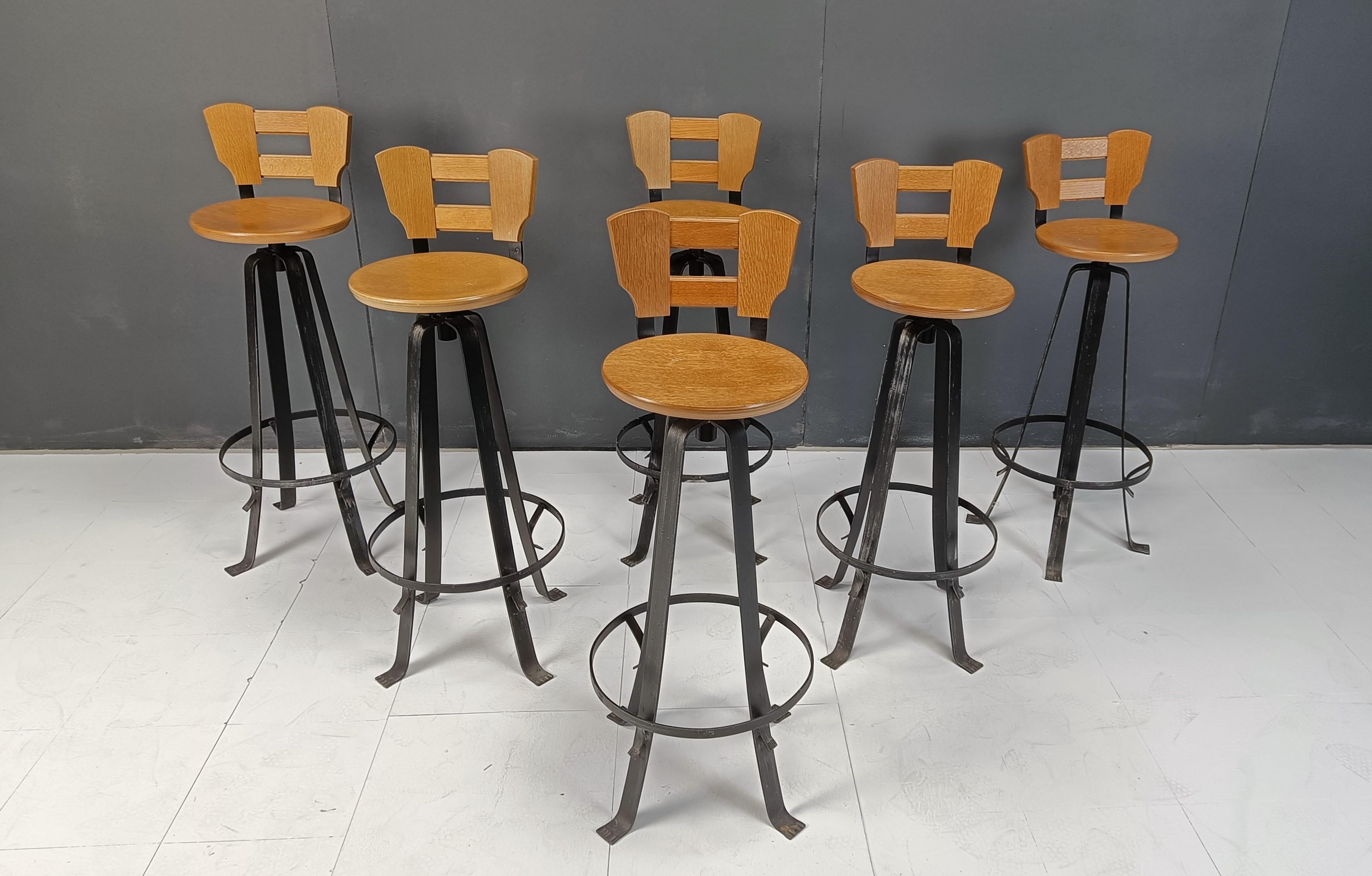 Vintage brutalist bar stools with elegant wrought iron bases and wooden seats and backrests.

These bar stools are very robuste and have a nice look to them.

1970s - Germany

Dimensions:
Height: 105cm/42.78