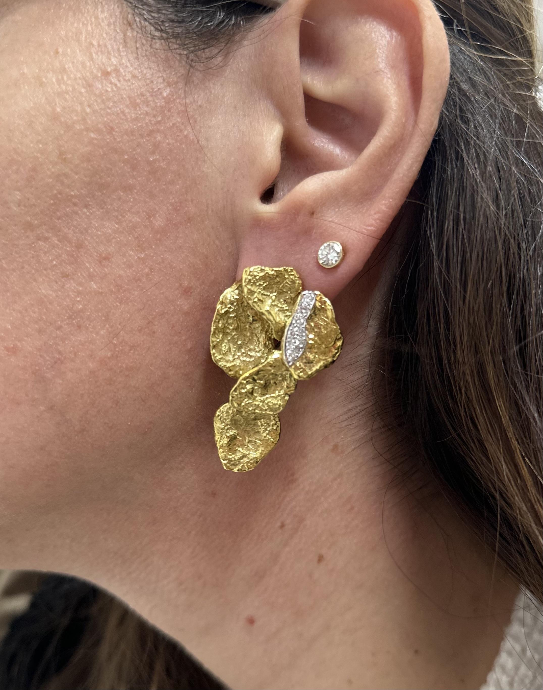 Orecchini a clip brutalisti d'epoca Boris LeBeau in oro 18k con diamanti strutturati In condizioni ottime in vendita a Montclair, NJ