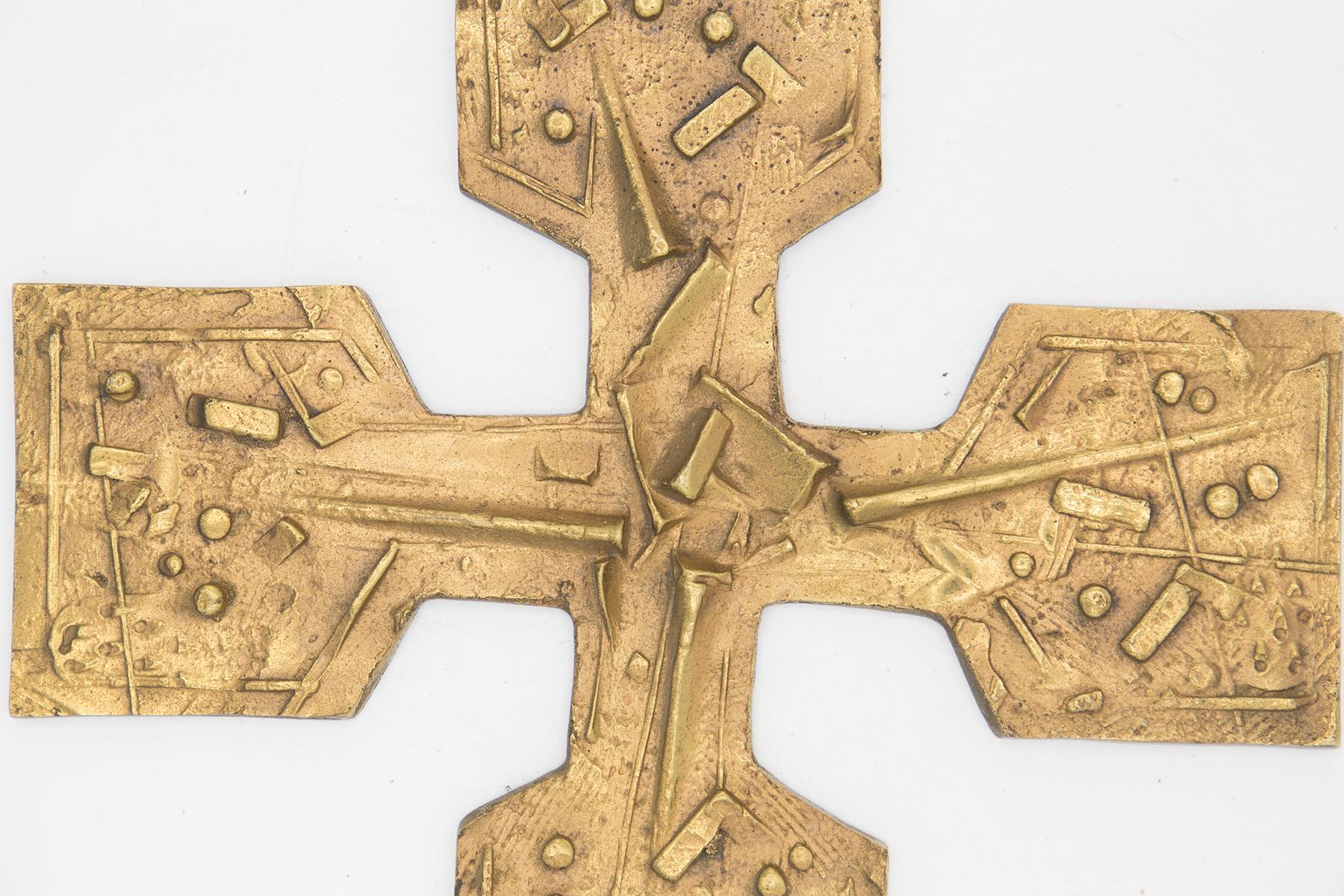 Rare brass cross designed by Arnaldo Pomodoro and his brother Giò Pomodoro in the 1950s, of fine Italian manufacture. It is part of the V/58/16 model.
The cross is made entirely of brass, of superhuman beauty. The cross has a fairly classical