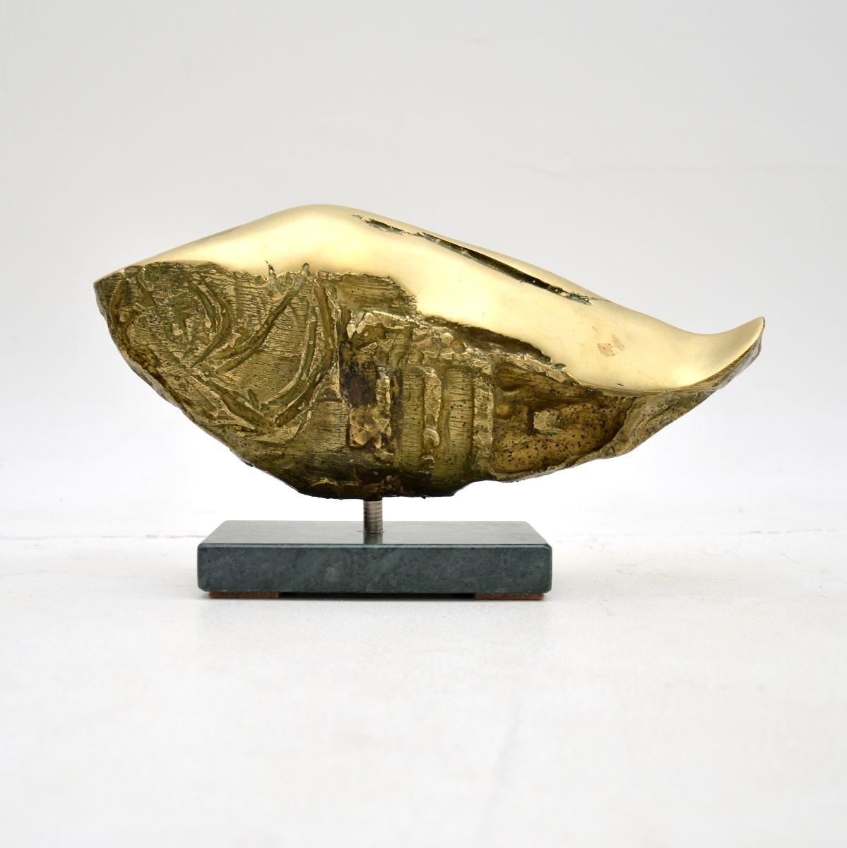 Un'impressionante e splendida scultura brutalista vintage in bronzo di Mario Agostinelli (1915-2000). Questo risale agli anni '70 circa.

Mostra dettagli bellissimi e intricati, sembra basato su un antico pesce pietrificato.

Si trova su una base di