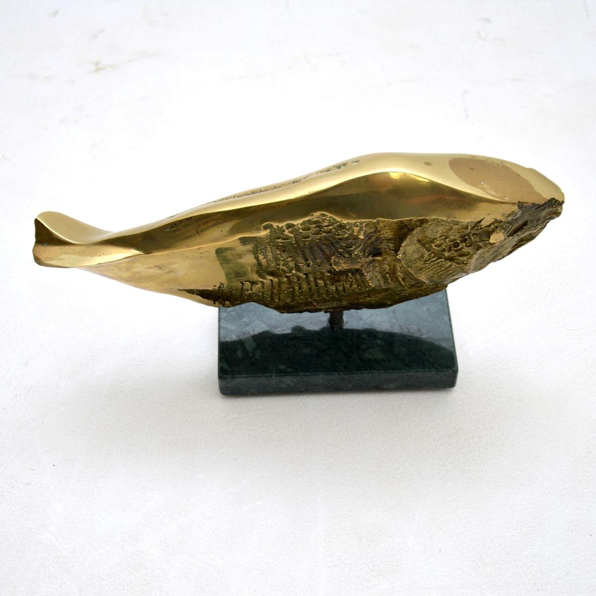 Mid-Century moderno Scultura di pesce brutalista d'epoca in bronzo di Mario Agostinelli in vendita