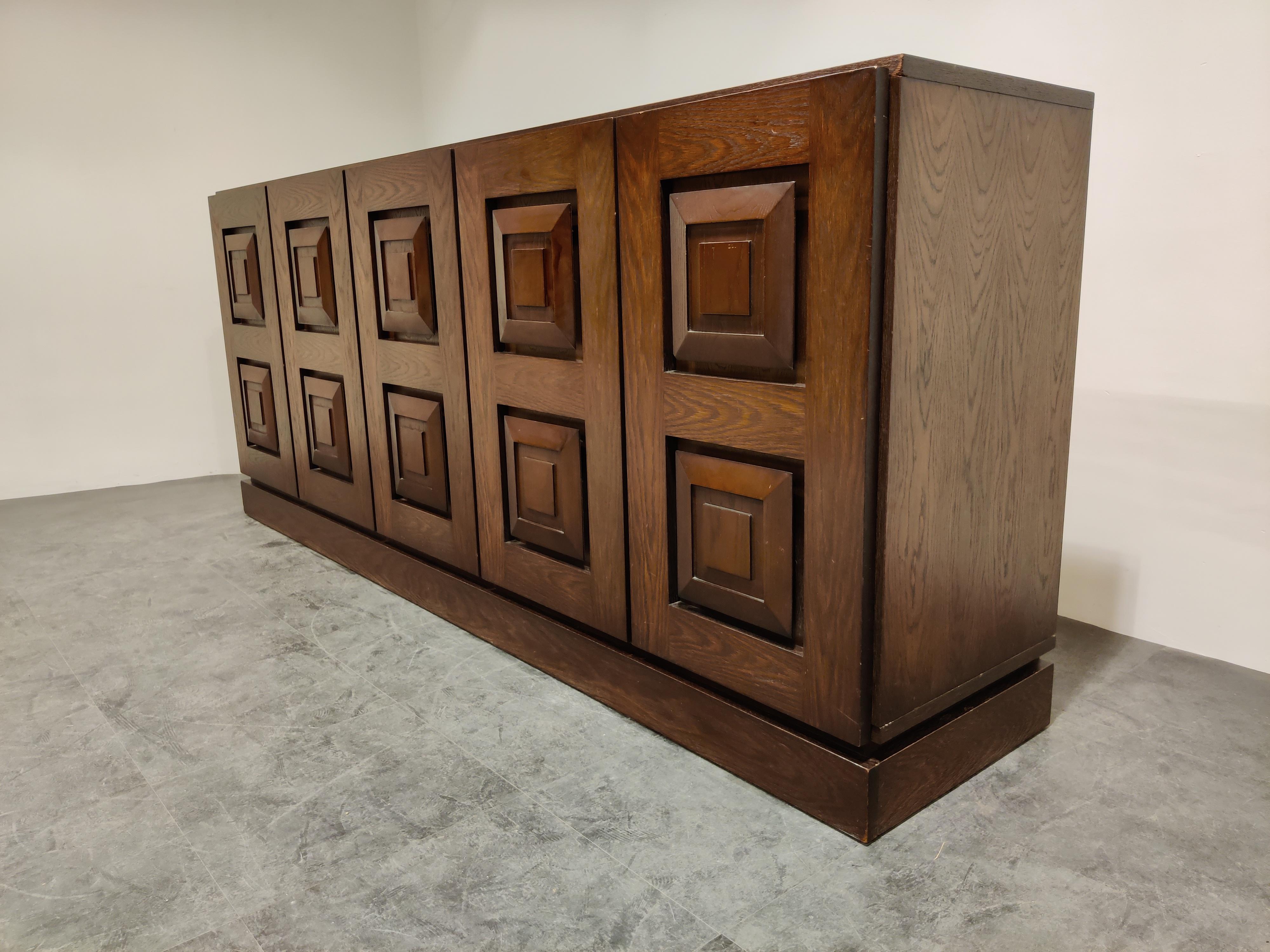 Striking Brutalist credenza with graphical door panels.

The credenza has a lot of storage space and features 5 doors.

Good condition, small damage to right top corner.

1970s, Belgium

Dimensions:

Length 270cm/106.29