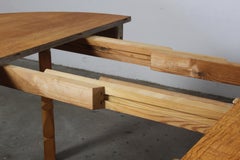 Table ronde en chêne danoise vintage brutaliste, style Henning Kjærnulf, années 1960