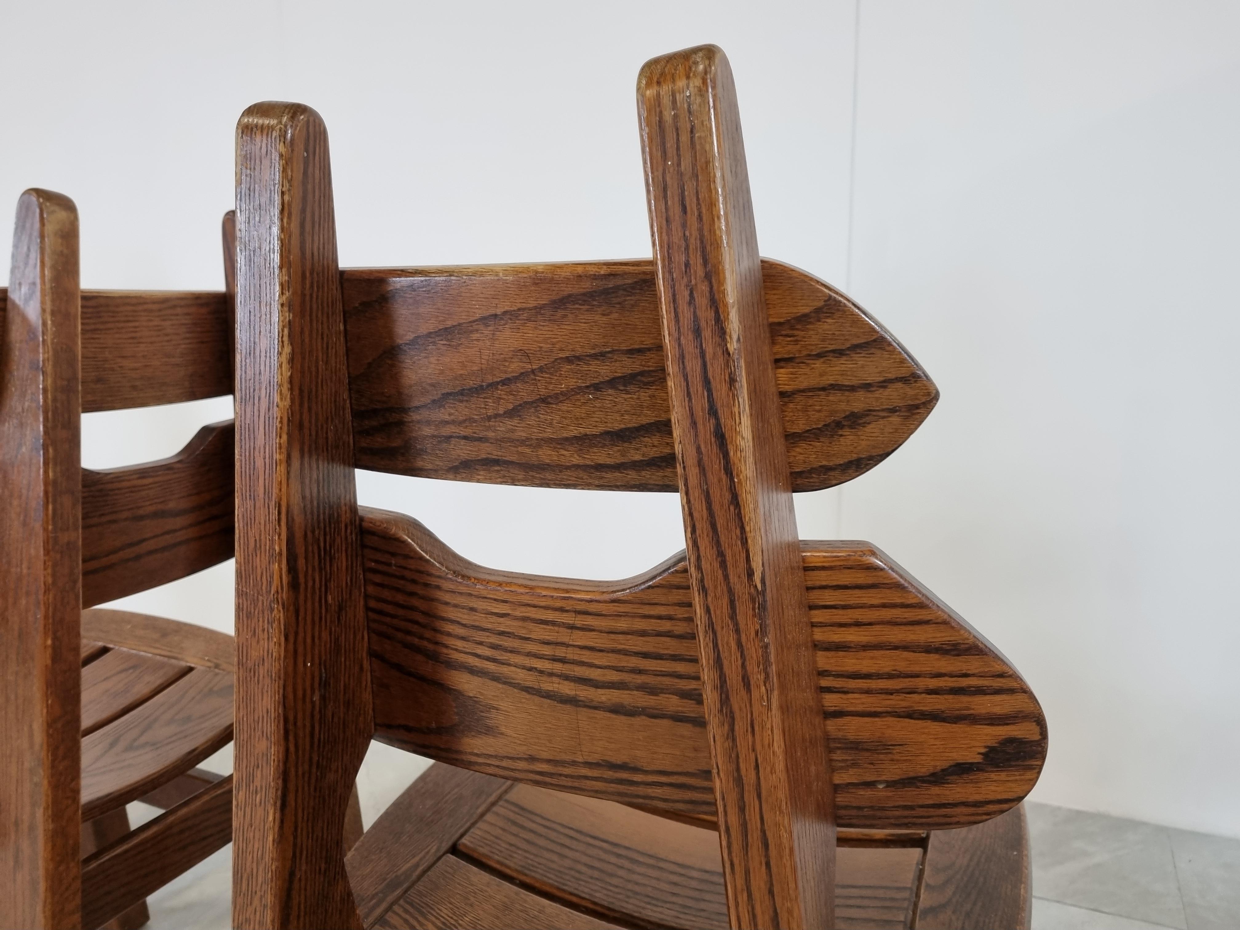 Mid-century solid elm wood brutalist dining chairs.

Beautiful, timeless and robust design.

Good original condition.

1960s - Germany

Dimensions:
Height: 100 cm / 39.37