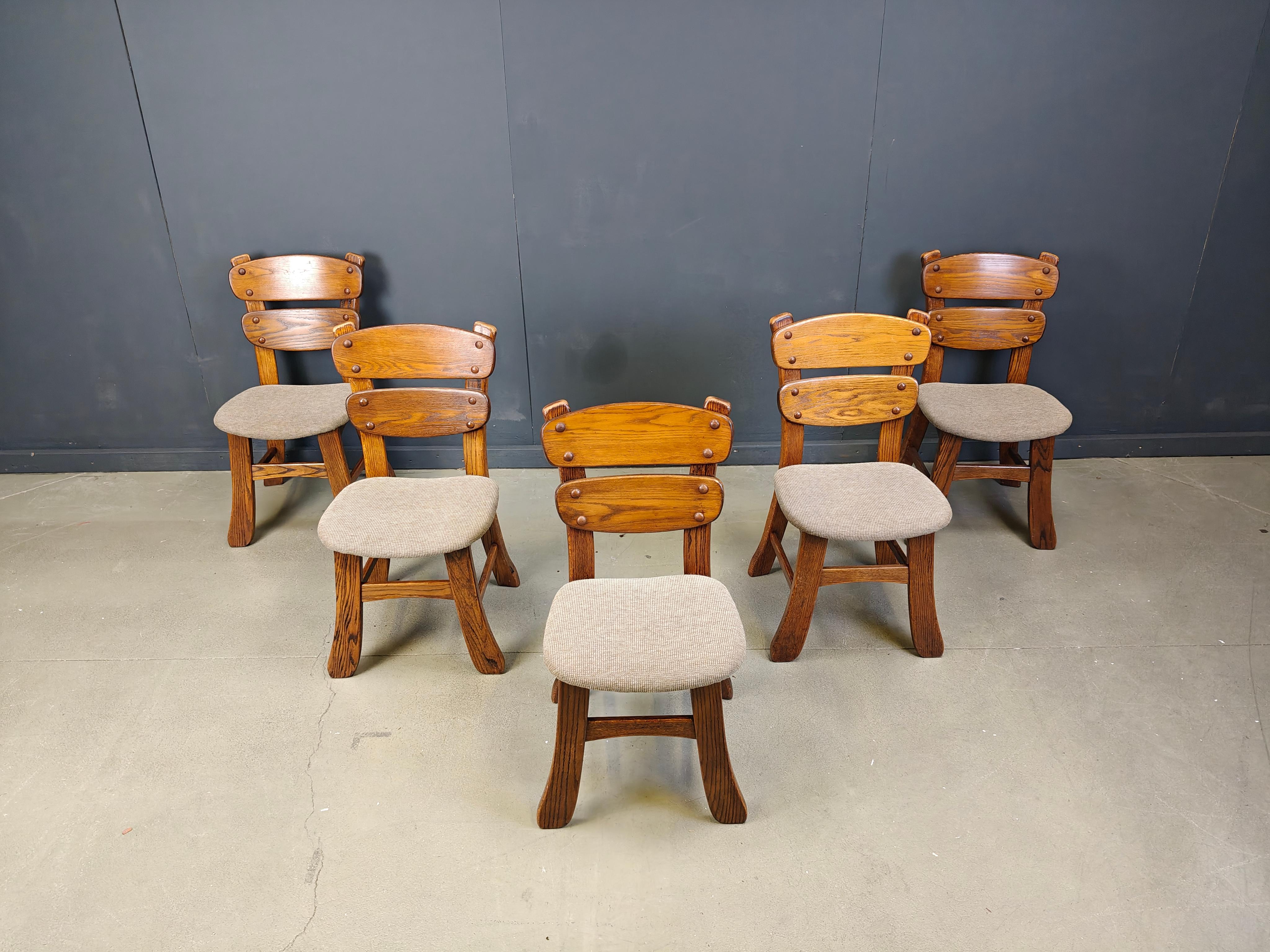 Vintage brutalist dining chairs with sturdy wooden frames and grey fabric upholstery.

Cool, rustic chairs that will last for ages to come.

Beeautiful natural wood veins.

1960s - Germany

Good condition

Dimensions: 
Height: 90cm
width: