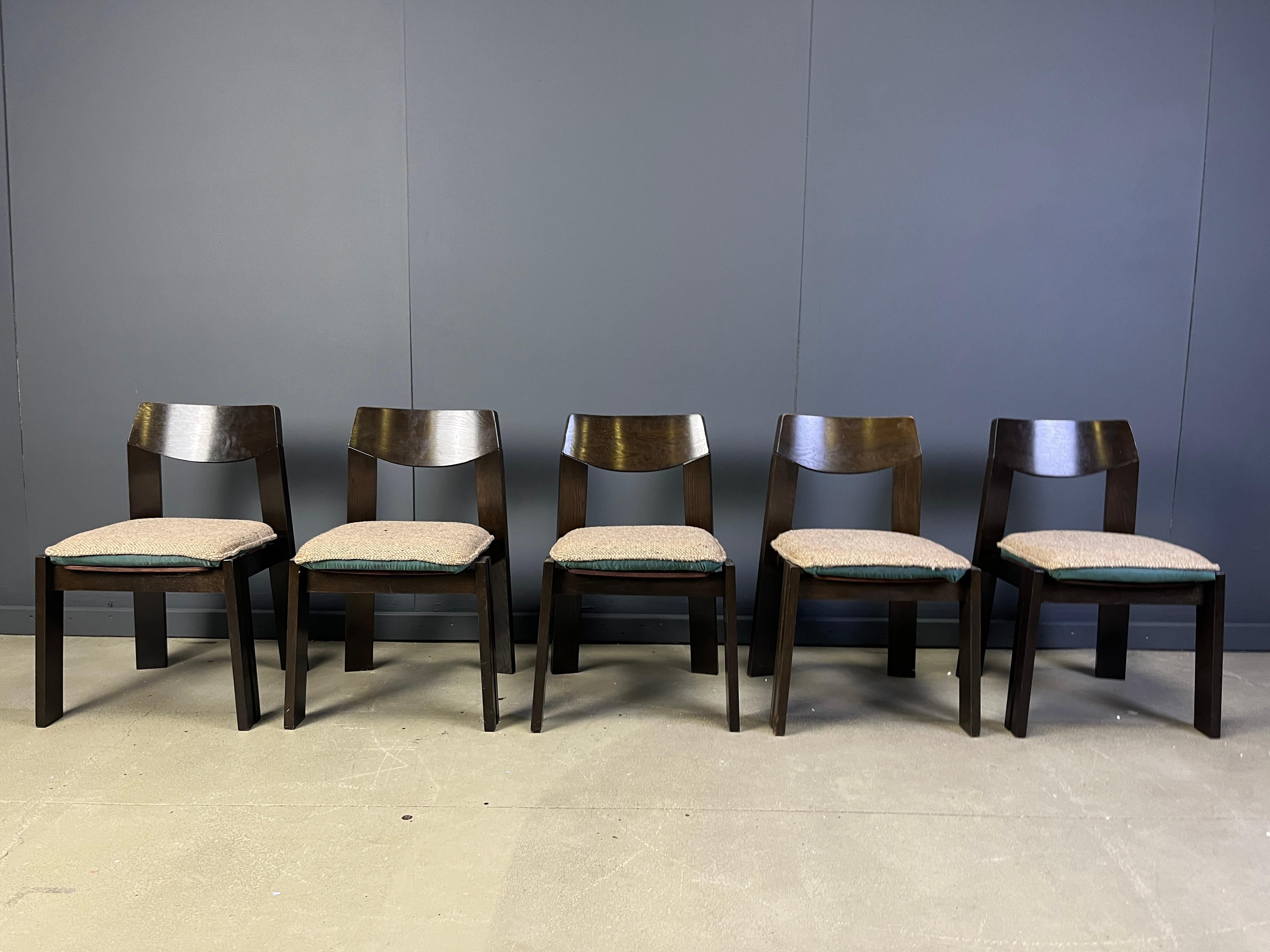 Mid century brutalist dining chairs with their original comfy fabric cushions.

Very sturdy chairs with a nice design.

Good original condition.

1960s - Germany

Dimensions:
Height: 80cm/31.49