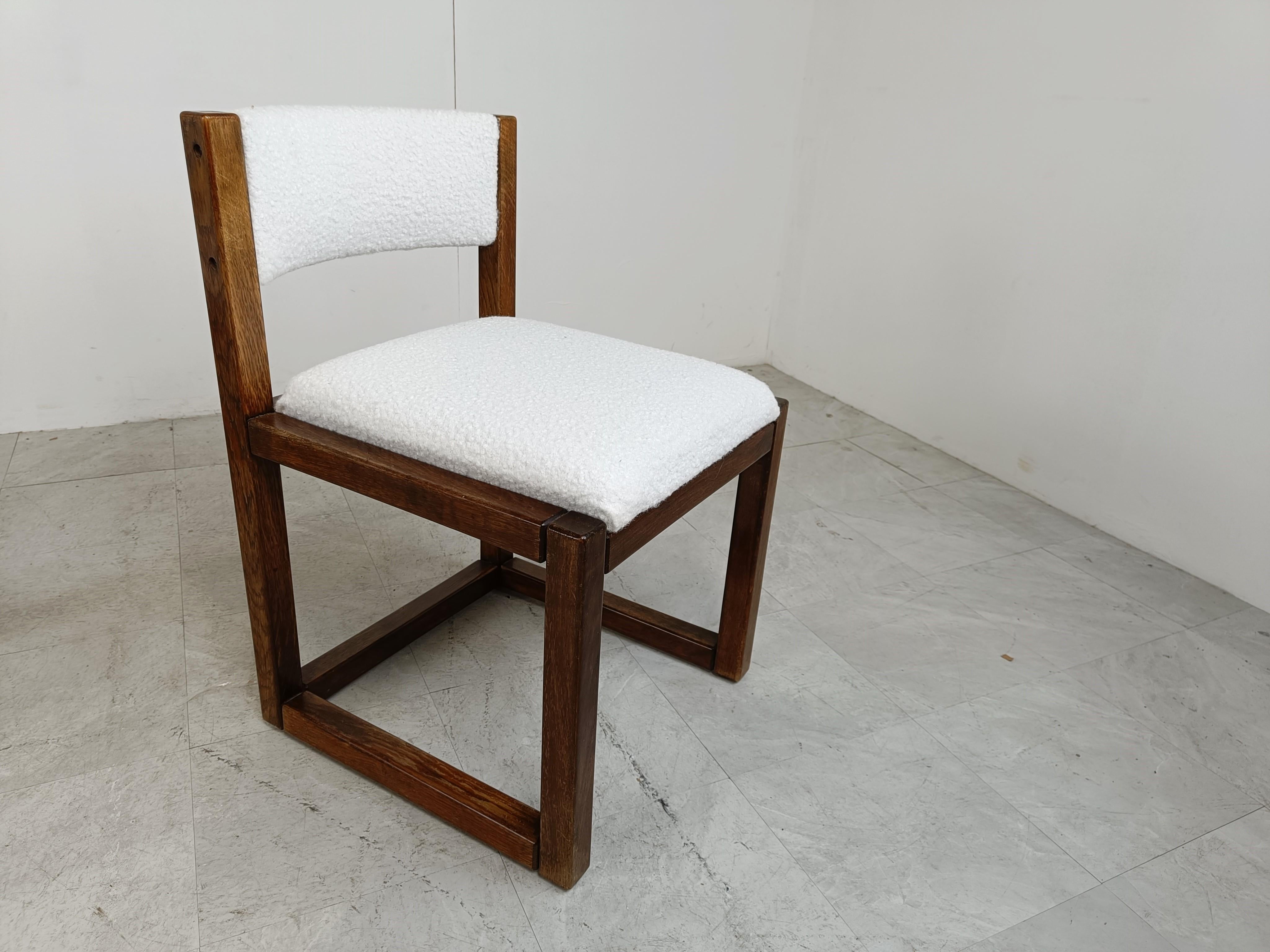 Brutalist stained oak dining chairs with newly upholstered bouclé fabric.

These very sturdy structures have some beautiful natural wood veining which, combined with the white bouclé fabric looks very good.

1960s - Germany

Very good