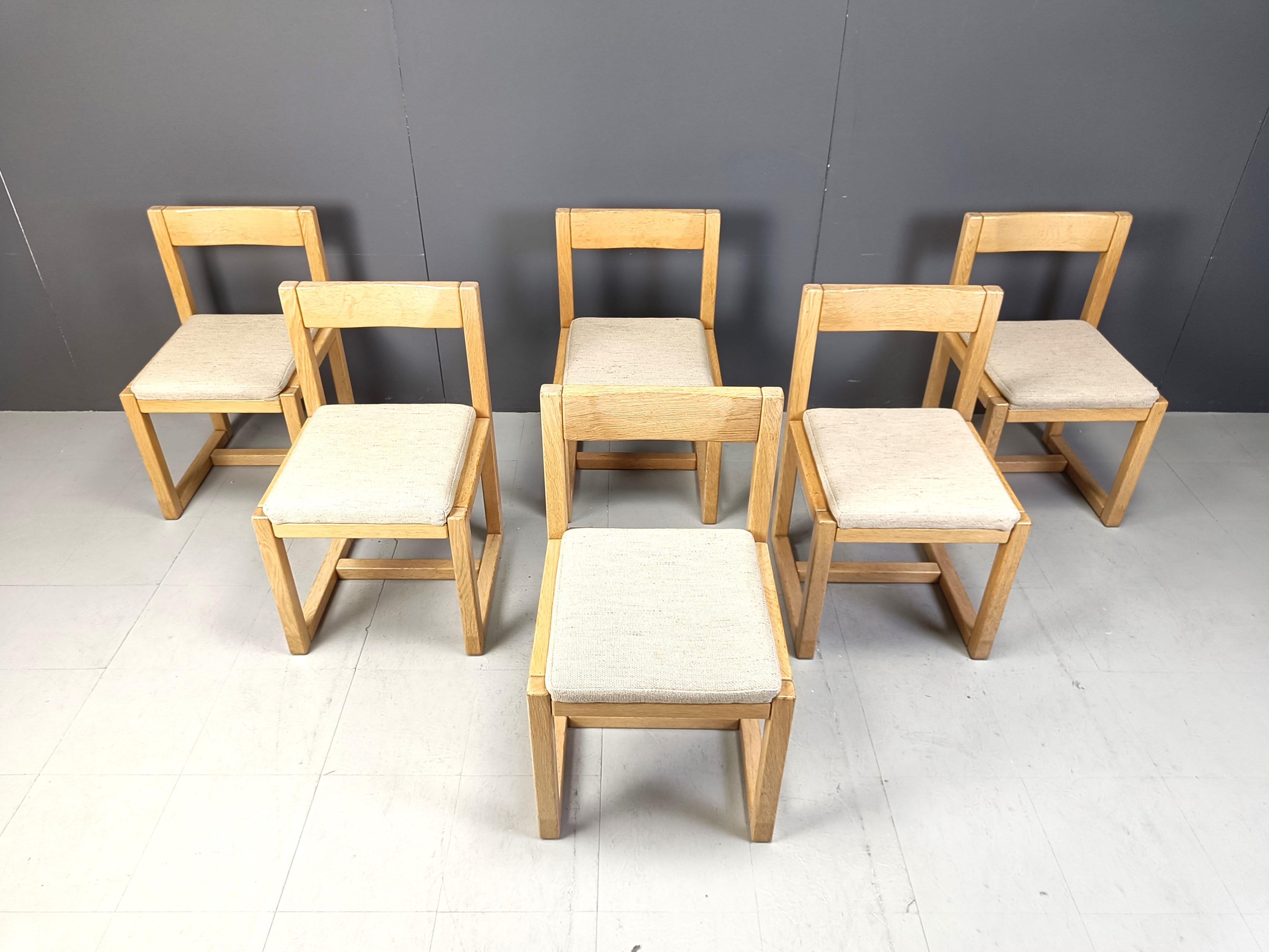 Brutalist oak dining chairs with ugrey fabric upholstery.

These very sturdy structures have some beautiful natural wood veining which, combined with the white bouclé fabric looks very good.

1970s - Germany

Very good condition

Dimensions:
Height: