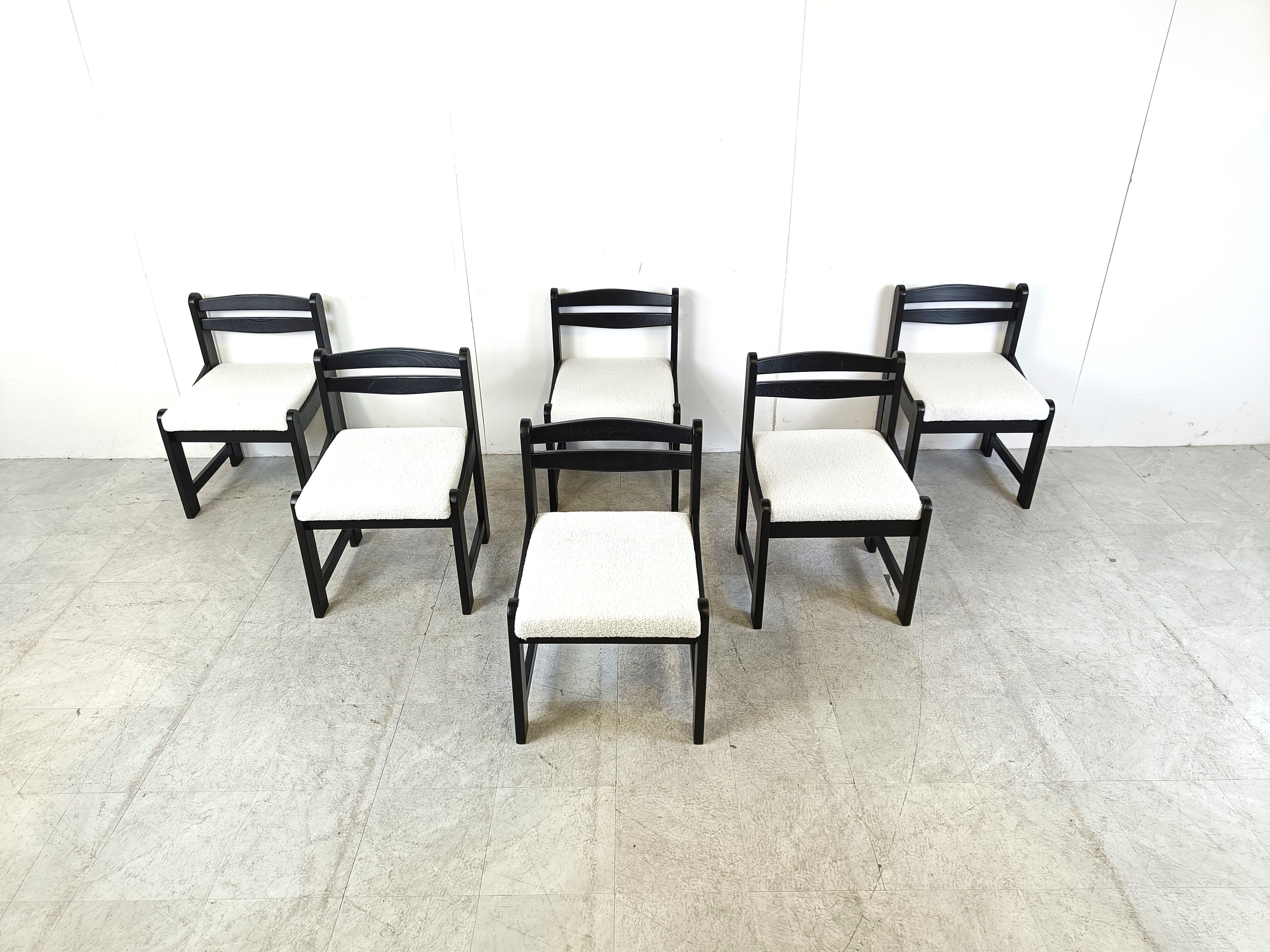 Mid century brutalist dining chairs with black wooden frames and white boucle seats.

Very sturdy chairs with a nice design.

Good original condition

1970s - Germany

Dimensions:
Height: 75cm/29.52
