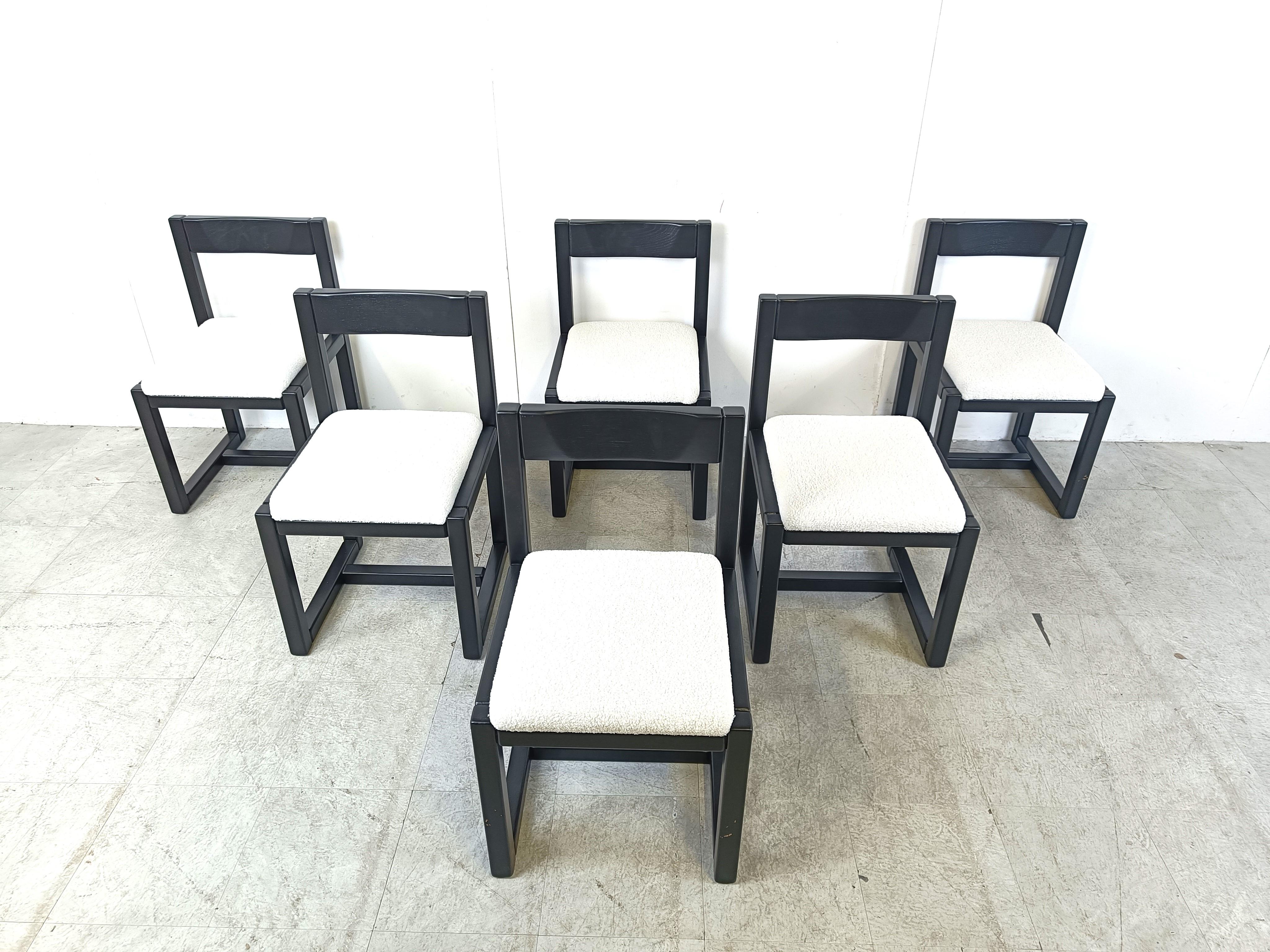 Mid century brutalist dining chairs with black wooden frames and white boucle seats.

Very sturdy chairs with a nice design.

Good condition

1970s - Germany

Dimensions:
Height: 80cm/31.49