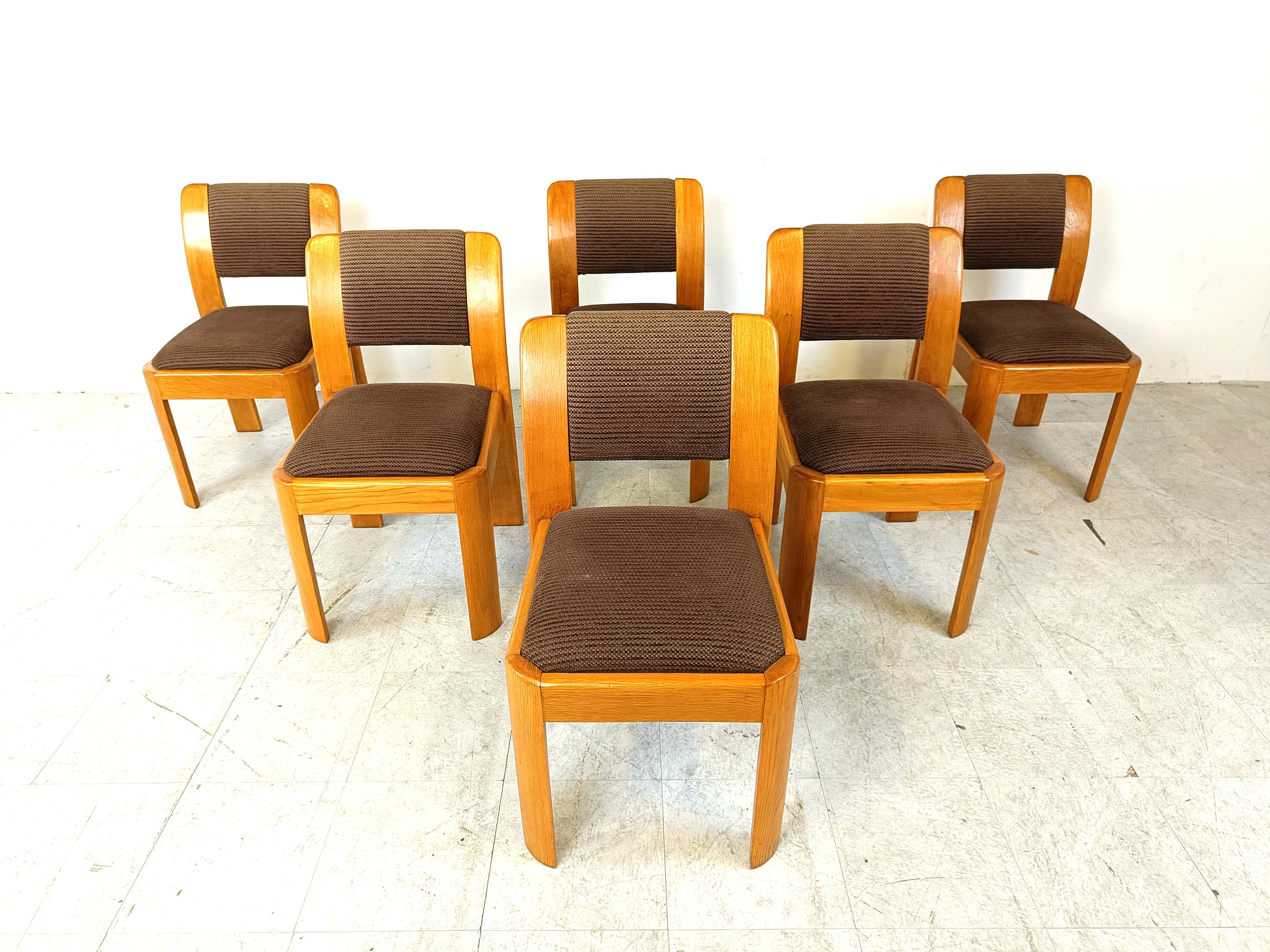 Brutalistische Esszimmerstühle aus der Mitte des Jahrhunderts mit ihrer originalen, bequemen braunen Stoffbespannung.

Sehr robuste Stühle mit einem schönen und einfach gestalteten Eichengestell.

Guter Originalzustand.

1960er Jahre -