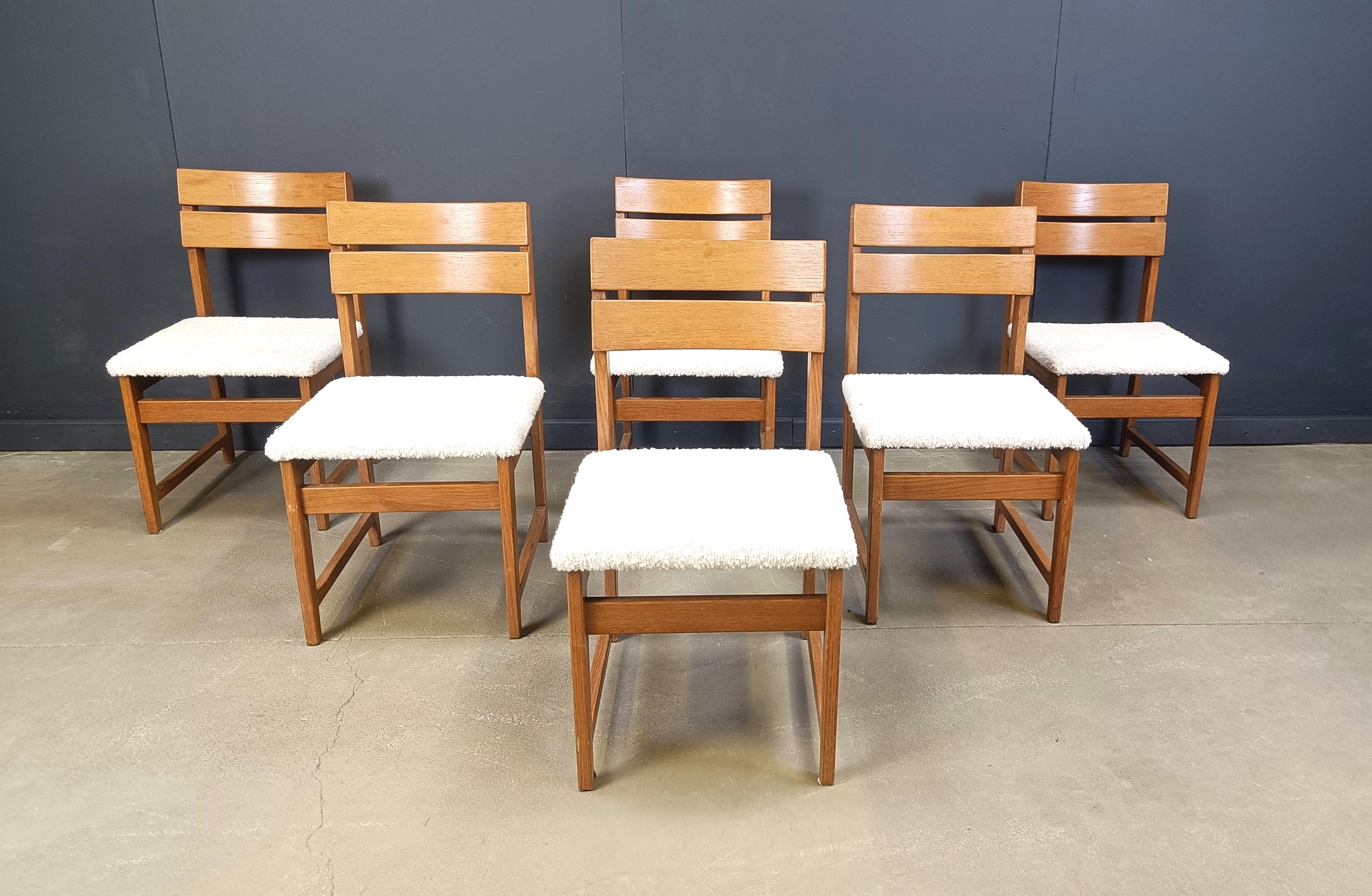 Brutalistische Esszimmerstühle aus der Mitte des Jahrhunderts, neu gepolstert mit komfortablem weißem Bouclé-Stoff.

Sehr robuste Stühle mit einem schönen Design.

Guter Originalzustand.

1960er Jahre - Deutschland

Abmessungen:
Höhe: 85cm
Breite:
