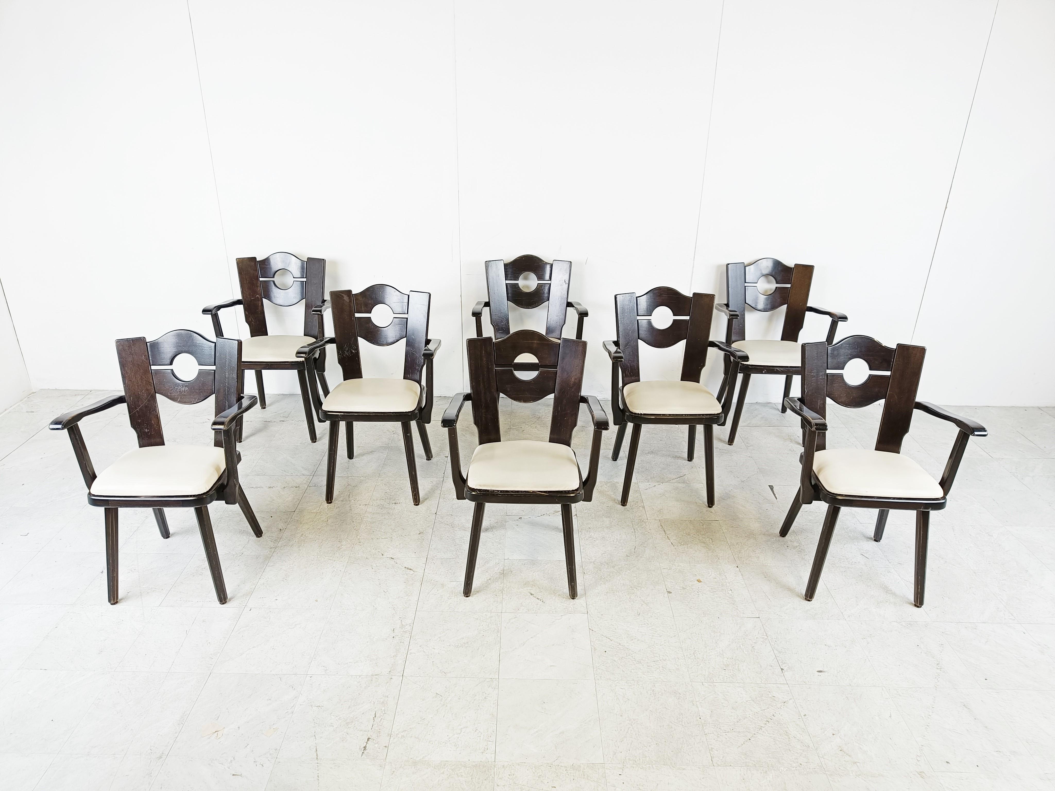 Chaises de salle à manger brutaliste en bois ébonisé avec accoudoirs.

Les chaises ont des sièges en skaï/leatherette blanc.

Bon état avec usure normale liée à l'âge.

Années 1960 - Allemagne

Dimensions :

Hauteur : 85cm/33.46