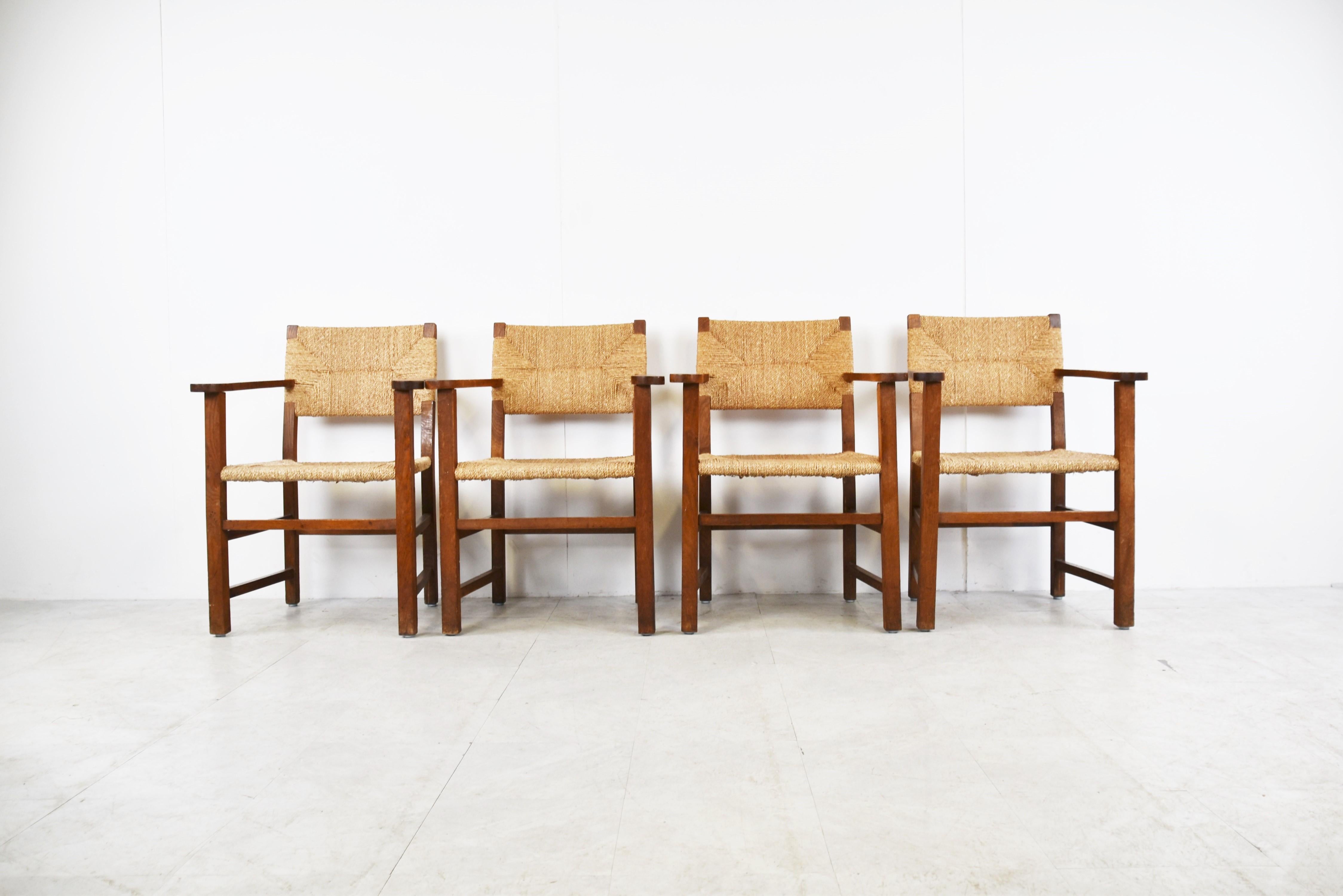 Elegant oak frame and papercord dining chairs with armrests.

These sturdy chairs have an simple yet attractive design.

1950s - France

Good overall condition with normal age related wear

Dimensions:
Height: 87cm/34.25