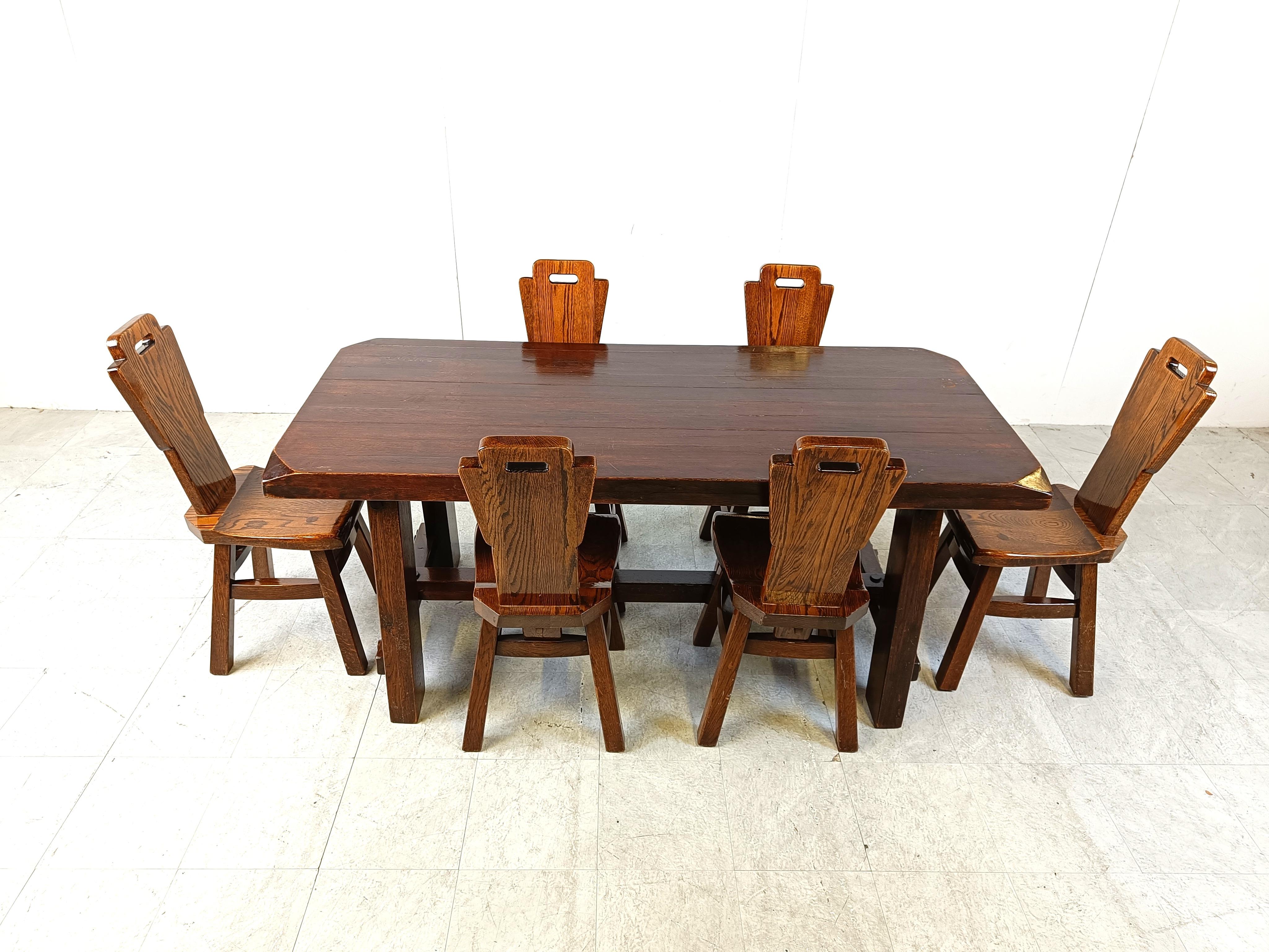 Robuste und handgefertigte Esszimmerstühle mit passendem Tisch.

Das gesamte Set ist aus massivem Eichenholz gefertigt.

Diese Stühle und der Tisch werden lange halten.

Guter Zustand.

1960er Jahre - Belgien

Abmessungen:

Tabelle:
Höhe: