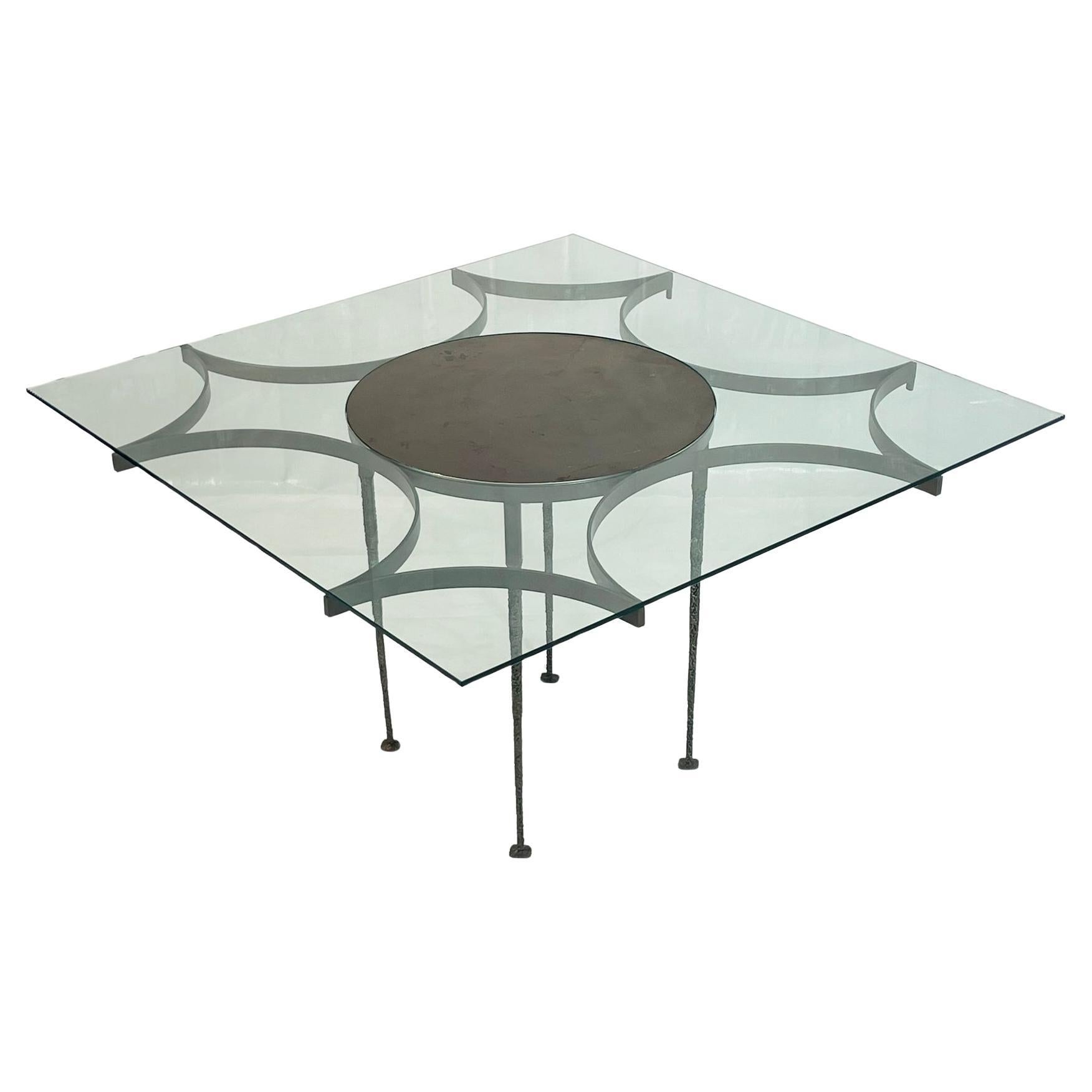Table de salle à manger vintage brutaliste avec plateau en verre et base sculpturale en métal texturé