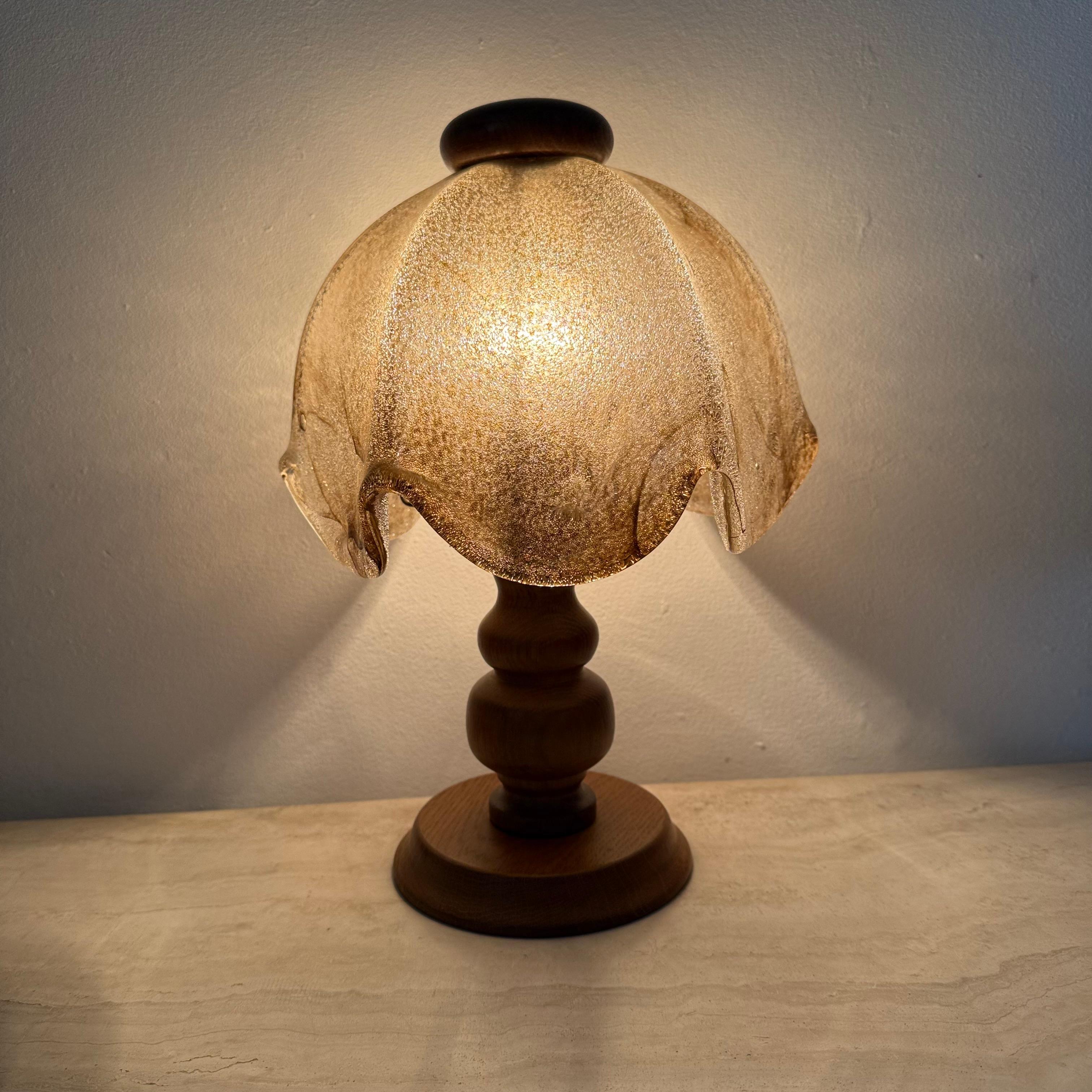 Brutalistische Glastischlampe mit massivem Eichenholzsockel, 1970er Jahre im Angebot 5