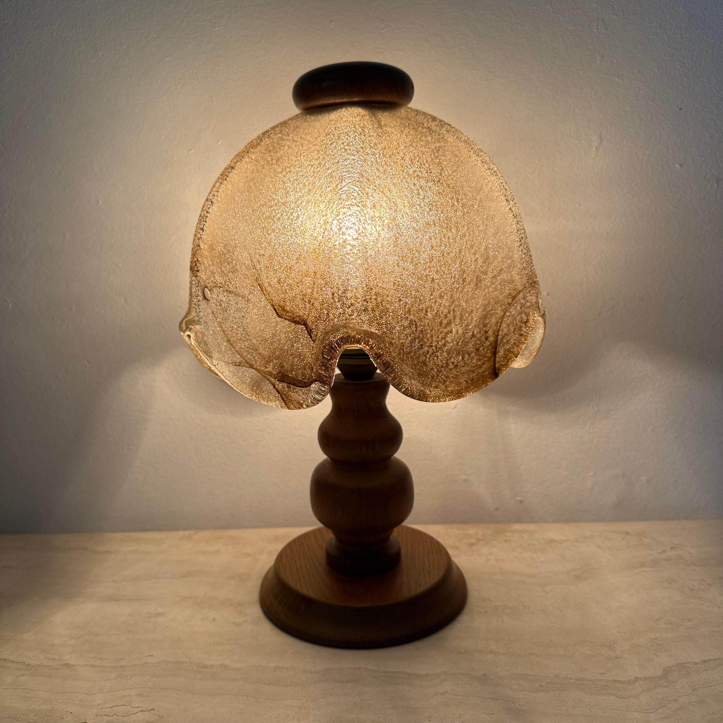 Brutalistische Glastischlampe mit massivem Eichenholzsockel, 1970er Jahre im Angebot 6