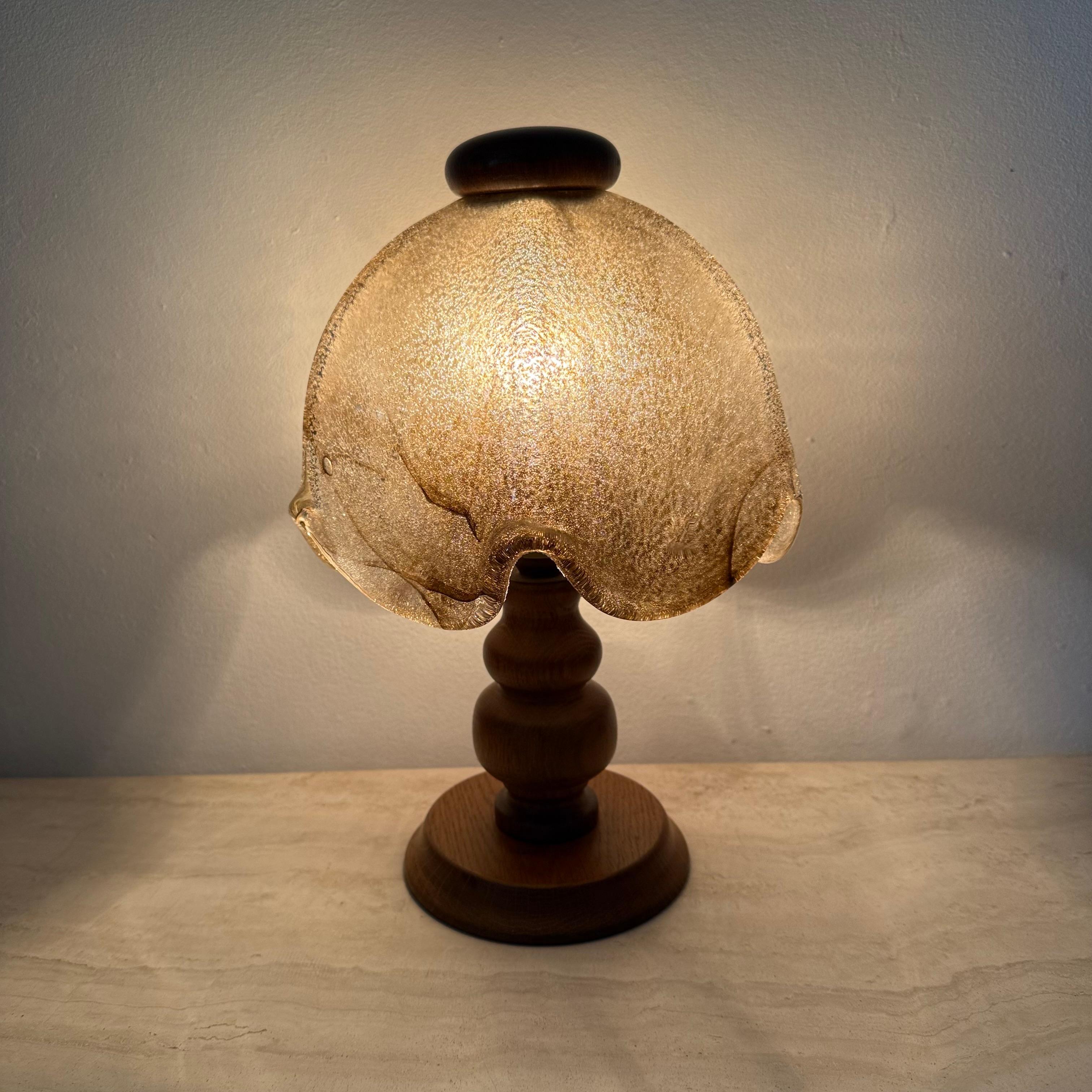 Brutalistische Glastischlampe mit massivem Eichenholzsockel, 1970er Jahre im Angebot 7