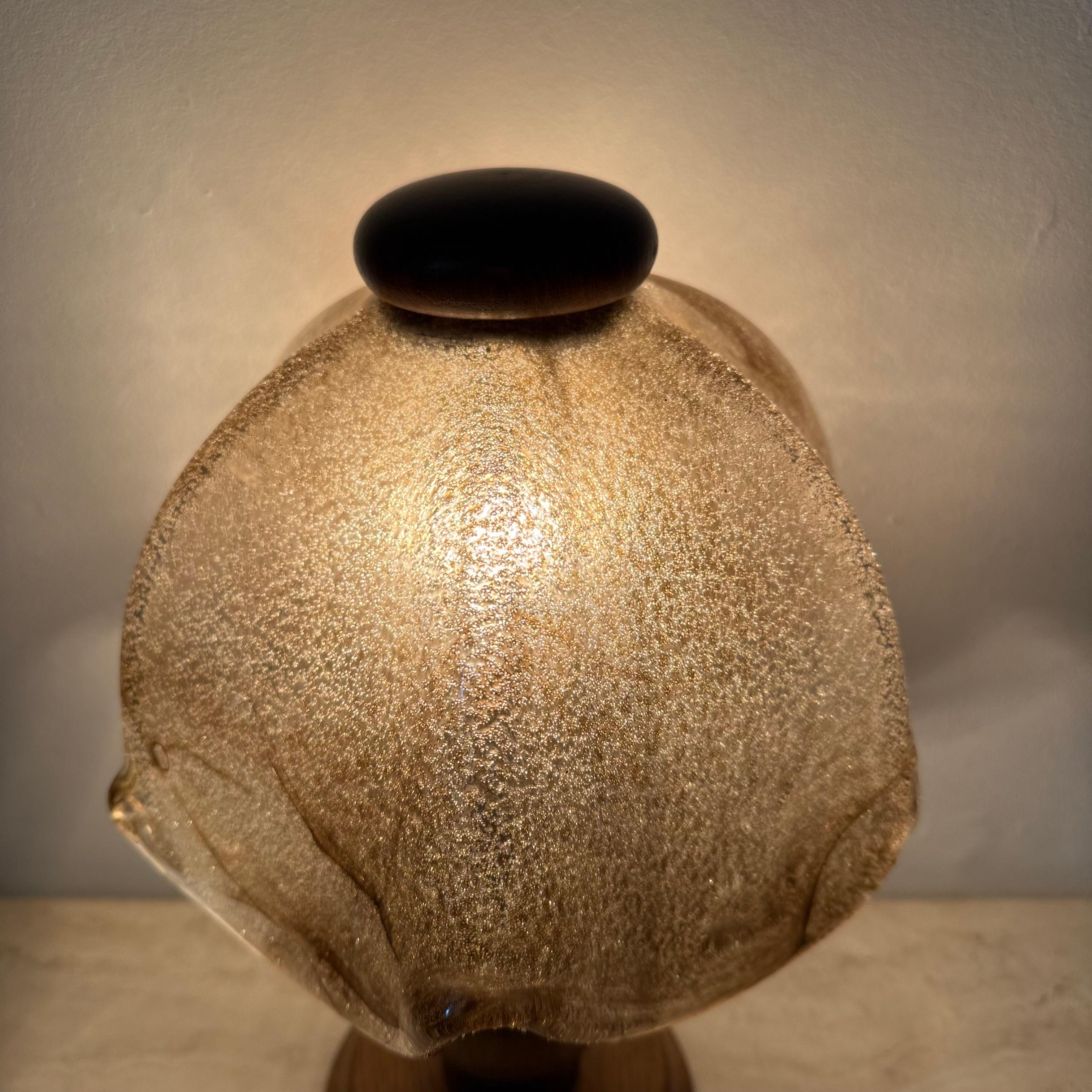Brutalistische Glastischlampe mit massivem Eichenholzsockel, 1970er Jahre im Angebot 8