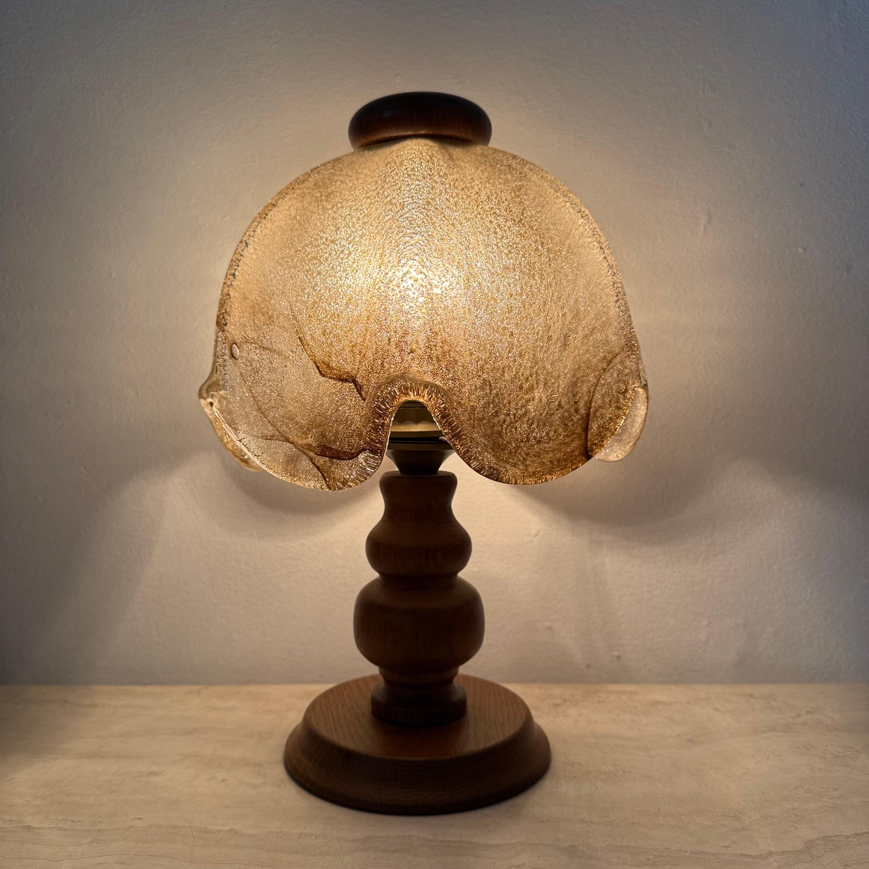 Brutalistische Glastischlampe mit massivem Eichenholzsockel, 1970er Jahre im Angebot 9