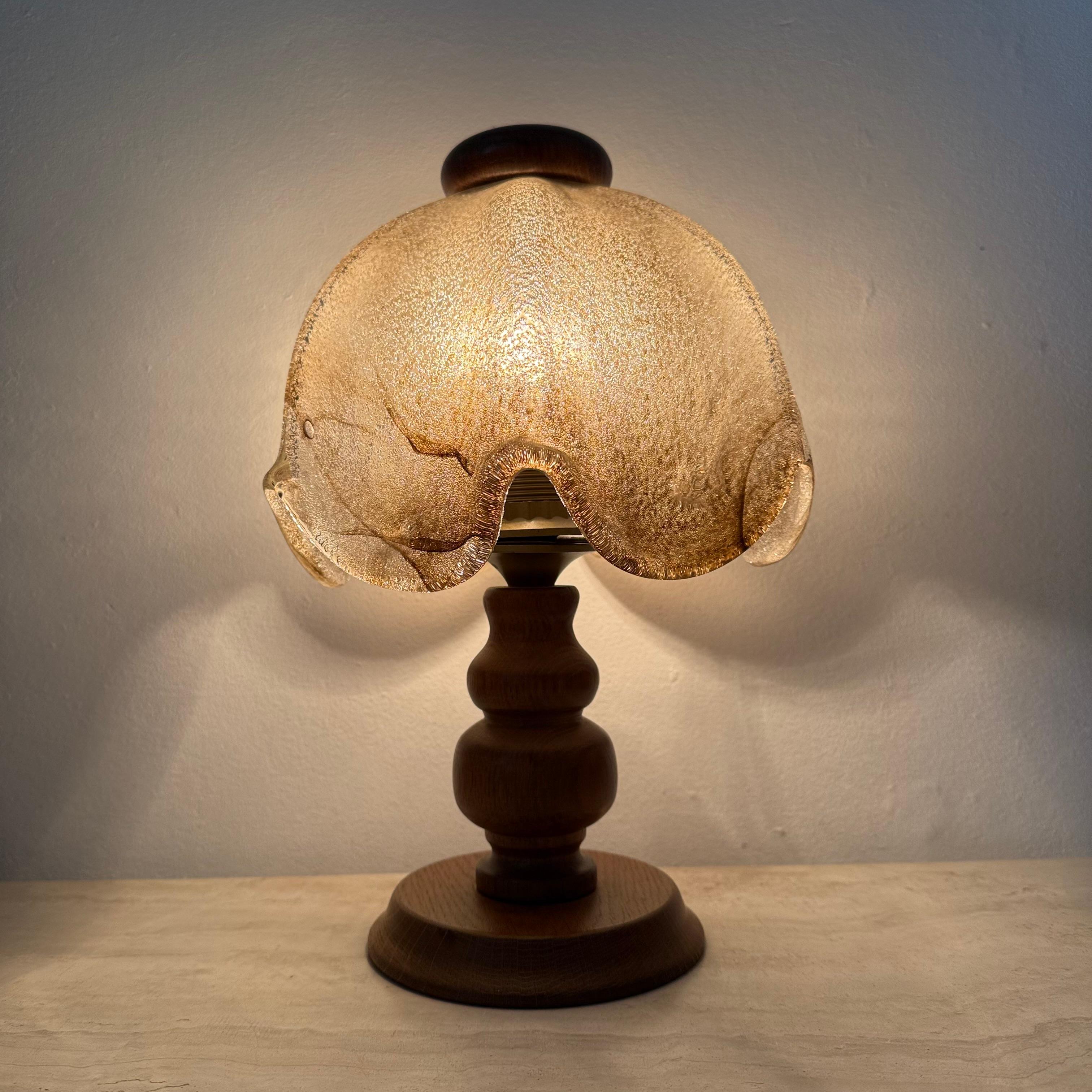Brutalistische Glastischlampe mit massivem Eichenholzsockel, 1970er Jahre im Angebot 10