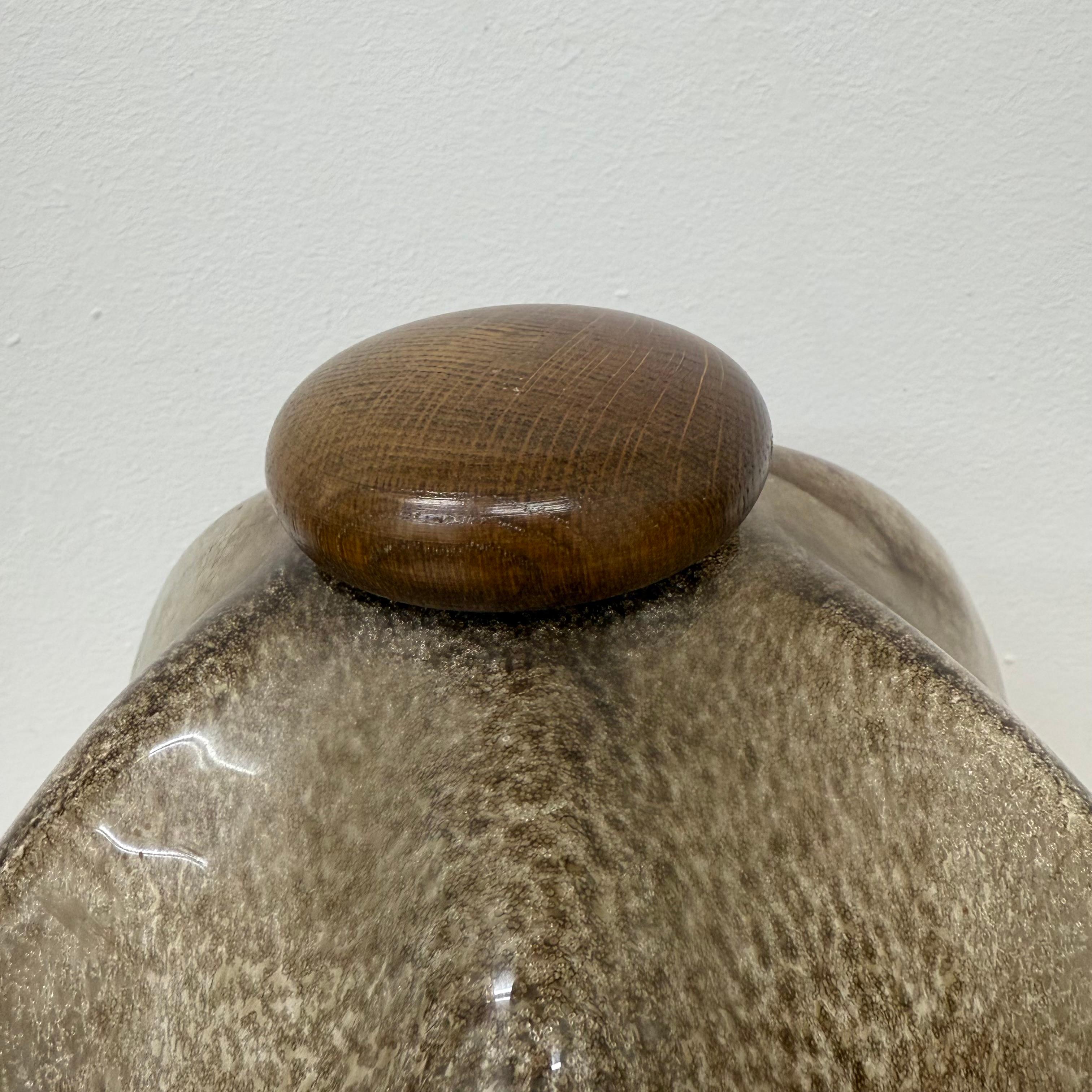 Brutalistische Glastischlampe mit massivem Eichenholzsockel, 1970er Jahre im Angebot 11