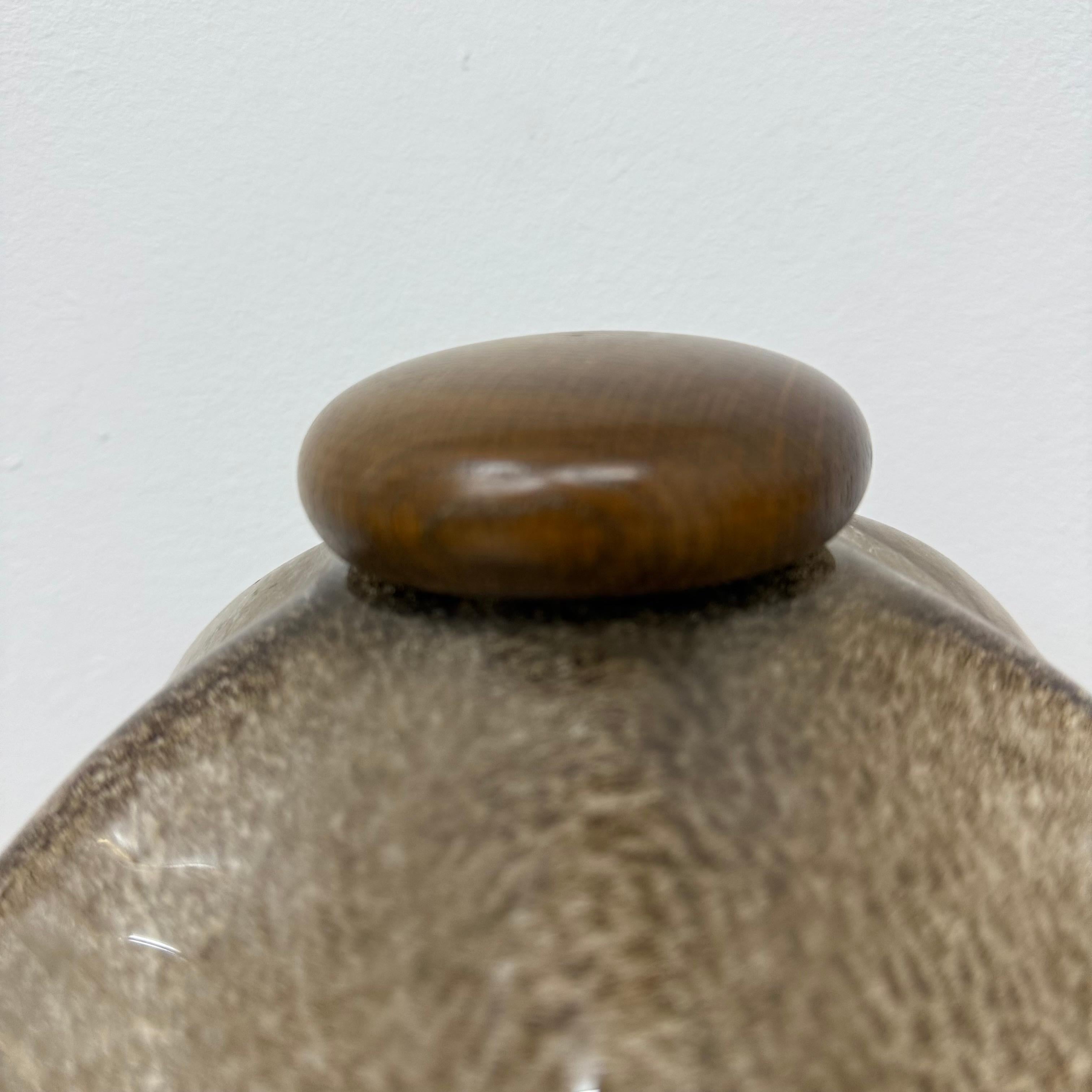 Brutalistische Glastischlampe mit massivem Eichenholzsockel, 1970er Jahre im Angebot 12