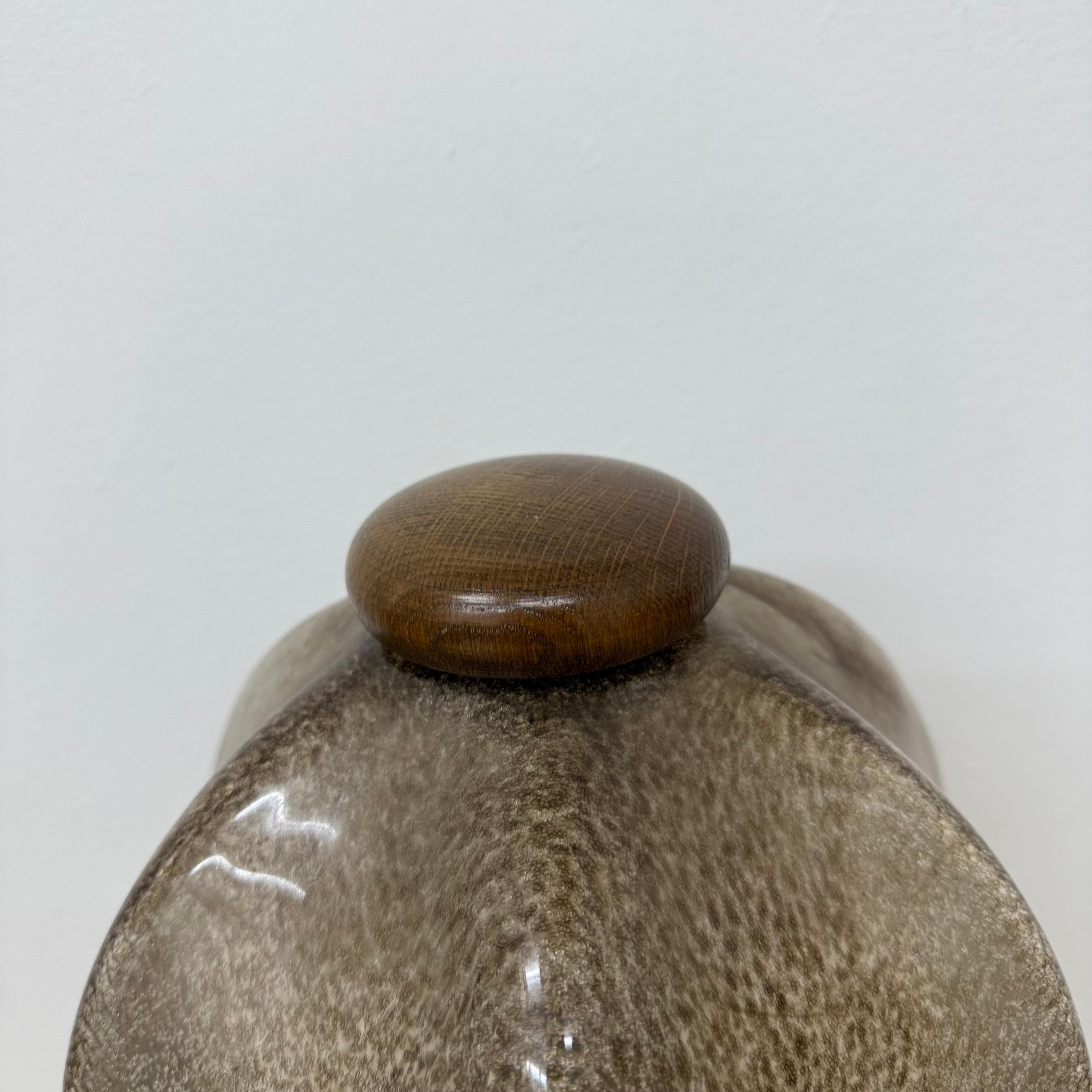 Brutalistische Glastischlampe mit massivem Eichenholzsockel, 1970er Jahre im Angebot 13