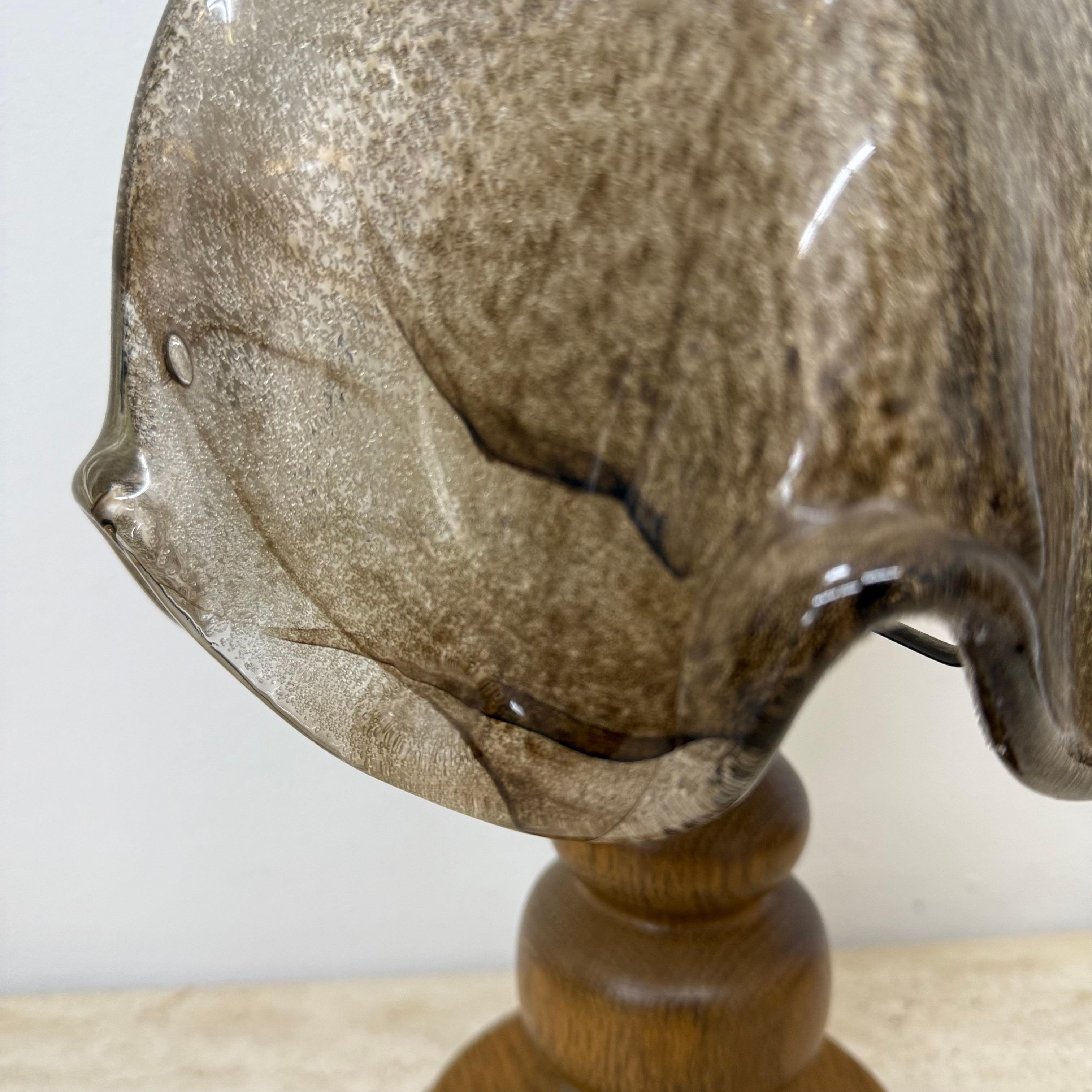 Brutalistische Glastischlampe mit massivem Eichenholzsockel, 1970er Jahre im Angebot 14
