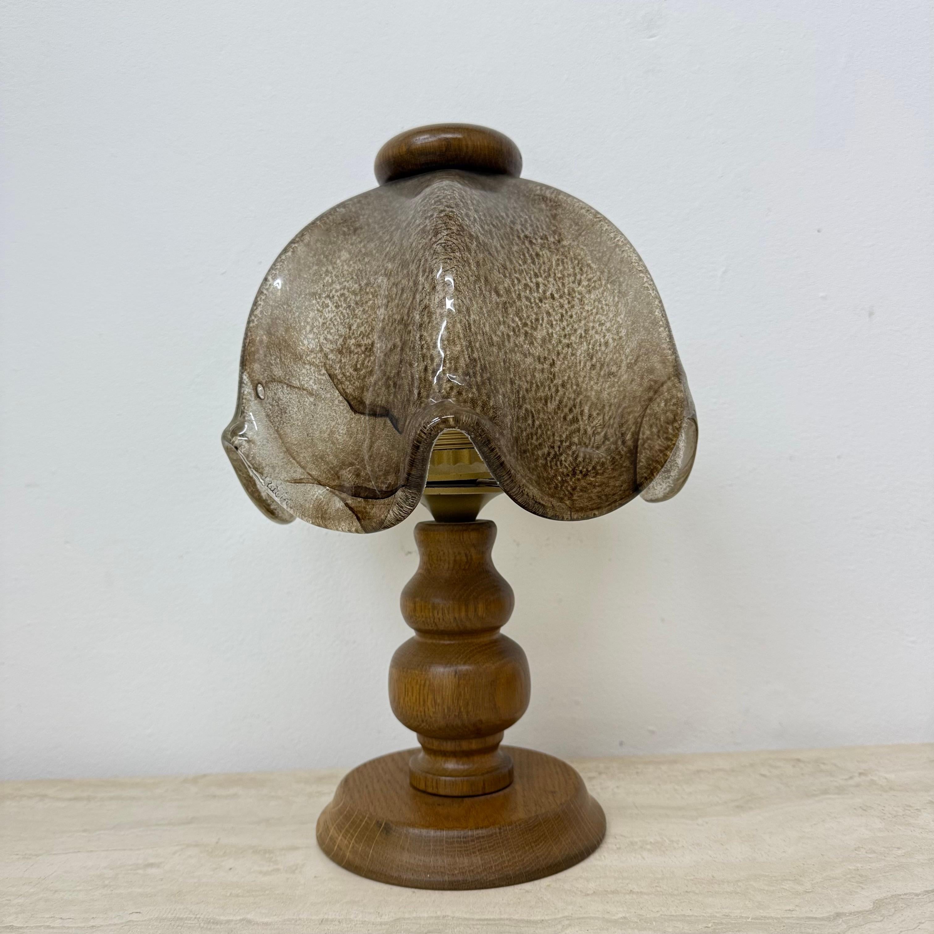 Brutalistische Glastischlampe mit massivem Eichenholzsockel, 1970er Jahre (Moderne der Mitte des Jahrhunderts) im Angebot