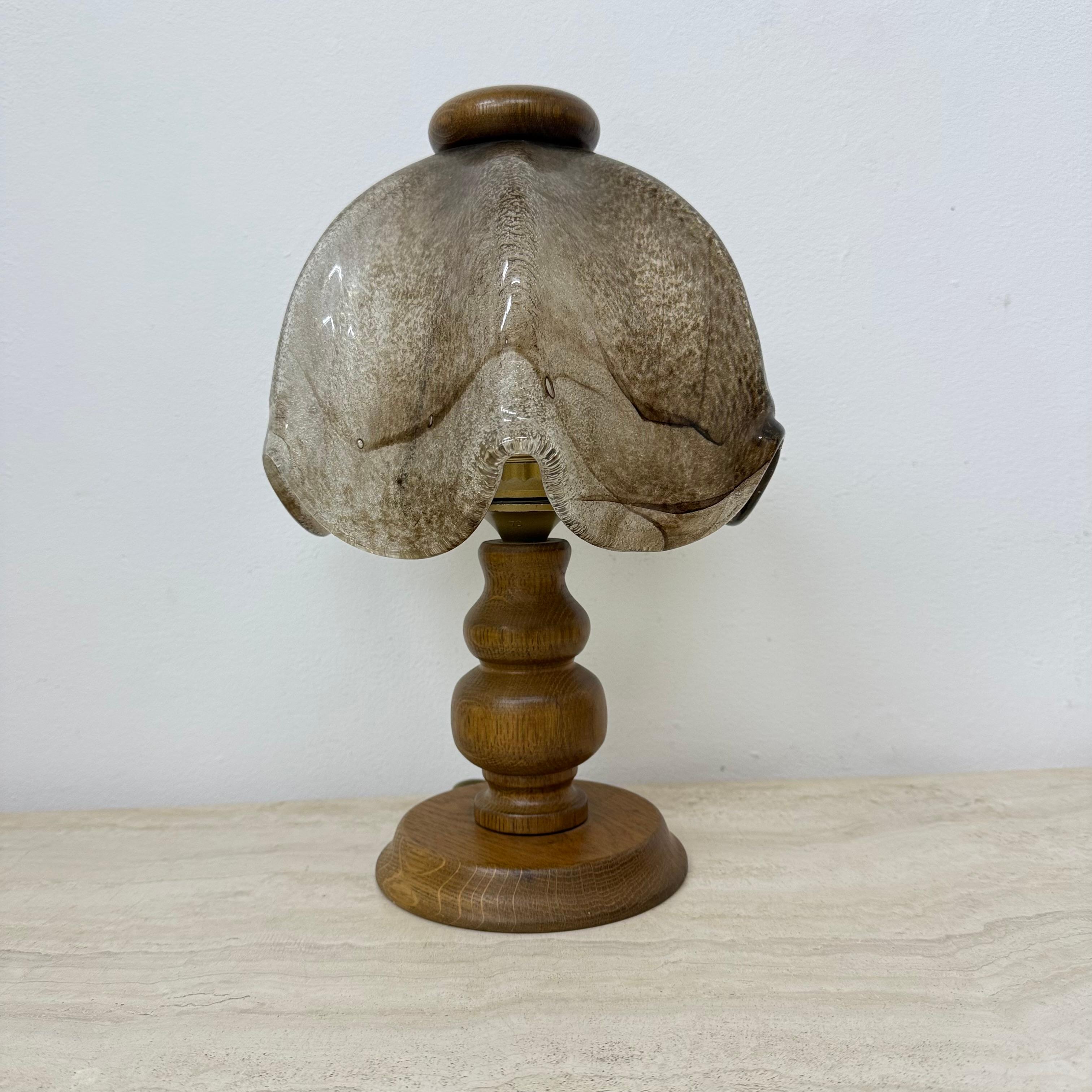Brutalistische Glastischlampe mit massivem Eichenholzsockel, 1970er Jahre (Deutsch) im Angebot