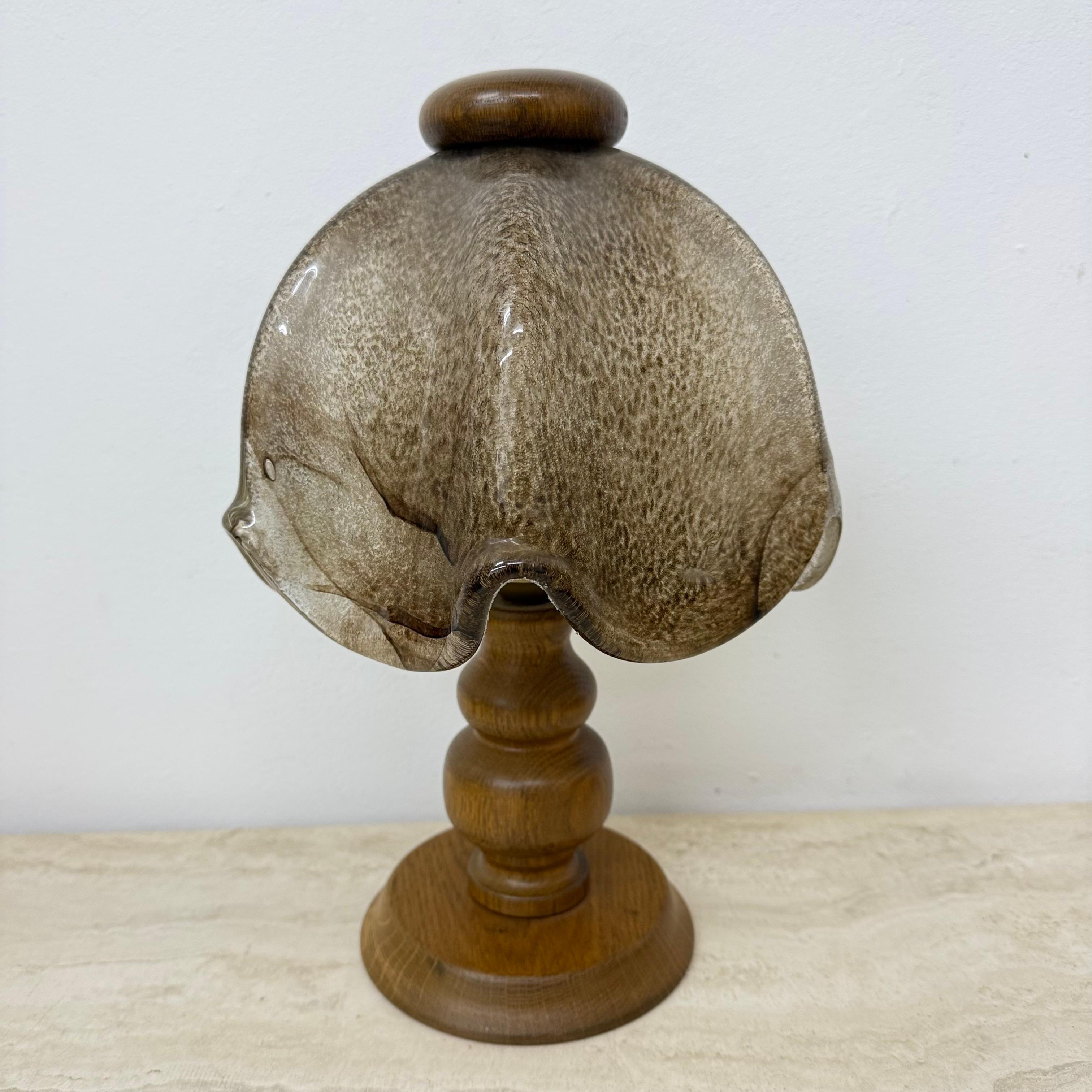 Brutalistische Glastischlampe mit massivem Eichenholzsockel, 1970er Jahre im Zustand „Gut“ im Angebot in Delft, NL