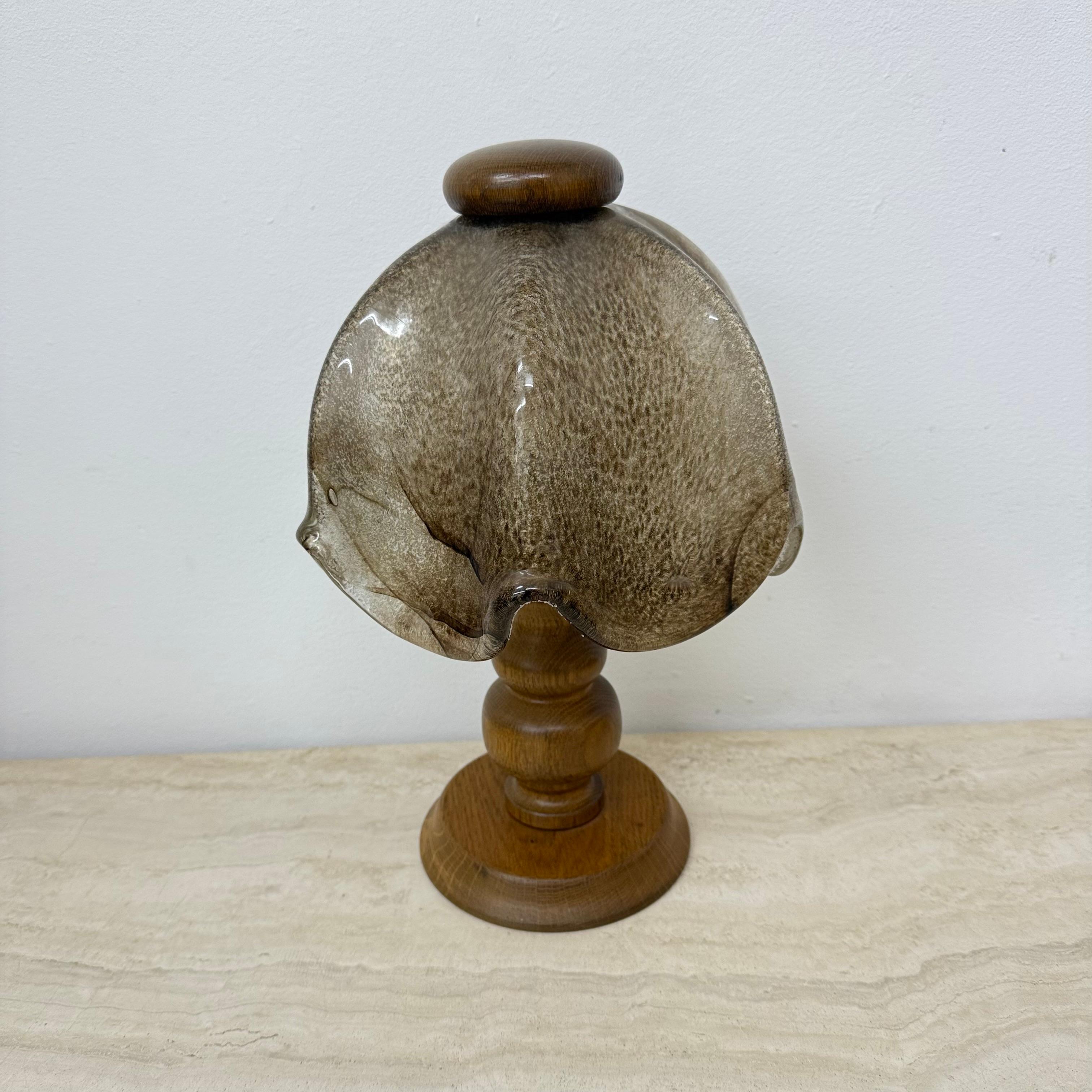 Brutalistische Glastischlampe mit massivem Eichenholzsockel, 1970er Jahre (Ende des 20. Jahrhunderts) im Angebot