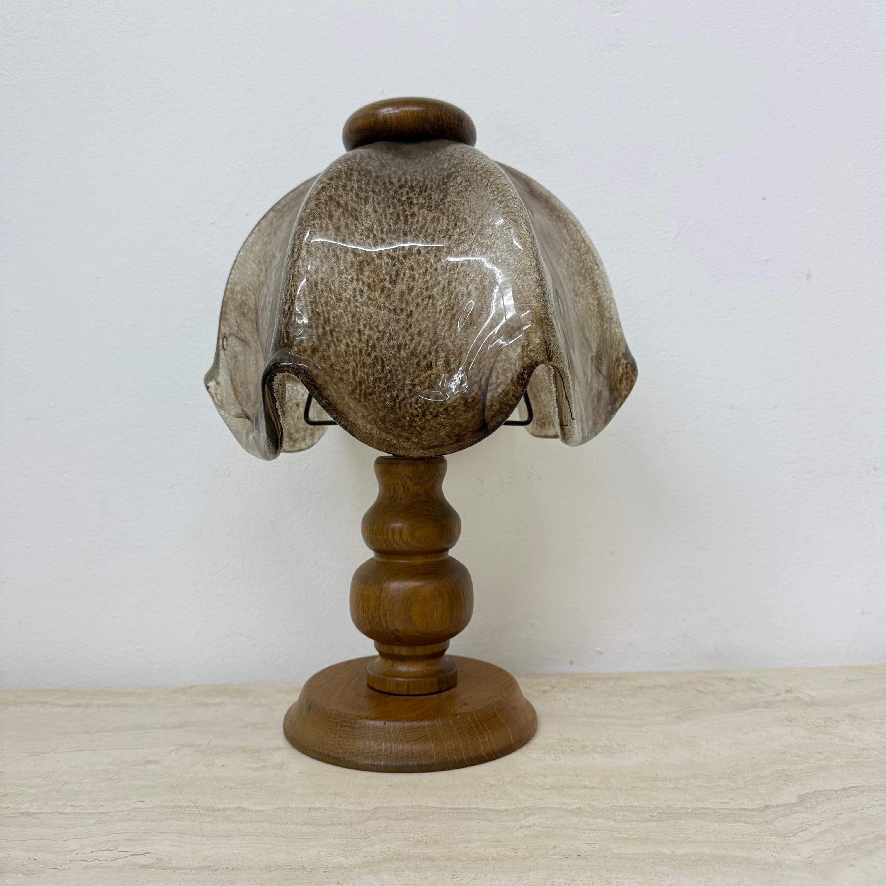 Brutalistische Glastischlampe mit massivem Eichenholzsockel, 1970er Jahre im Angebot 1
