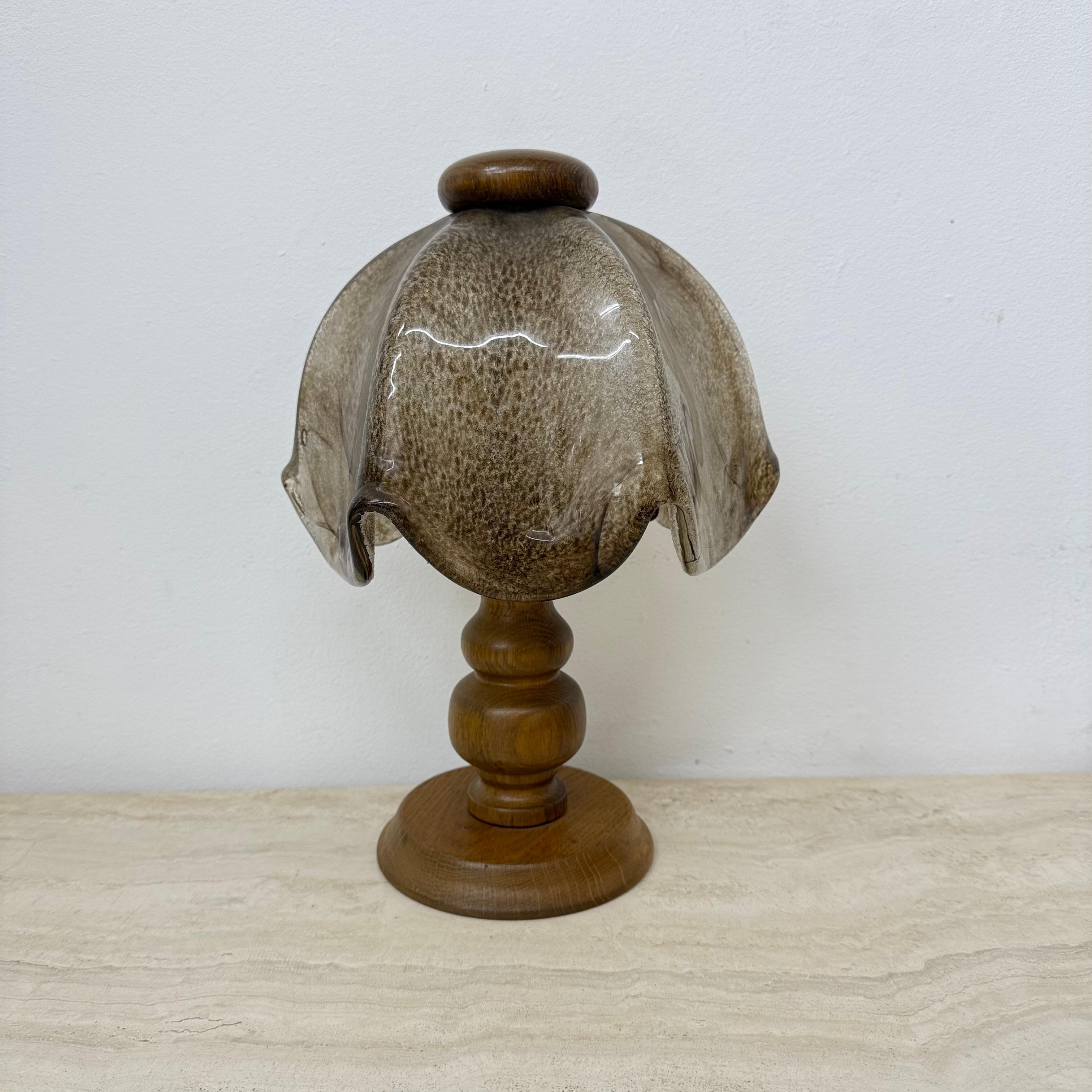 Brutalistische Glastischlampe mit massivem Eichenholzsockel, 1970er Jahre im Angebot 2