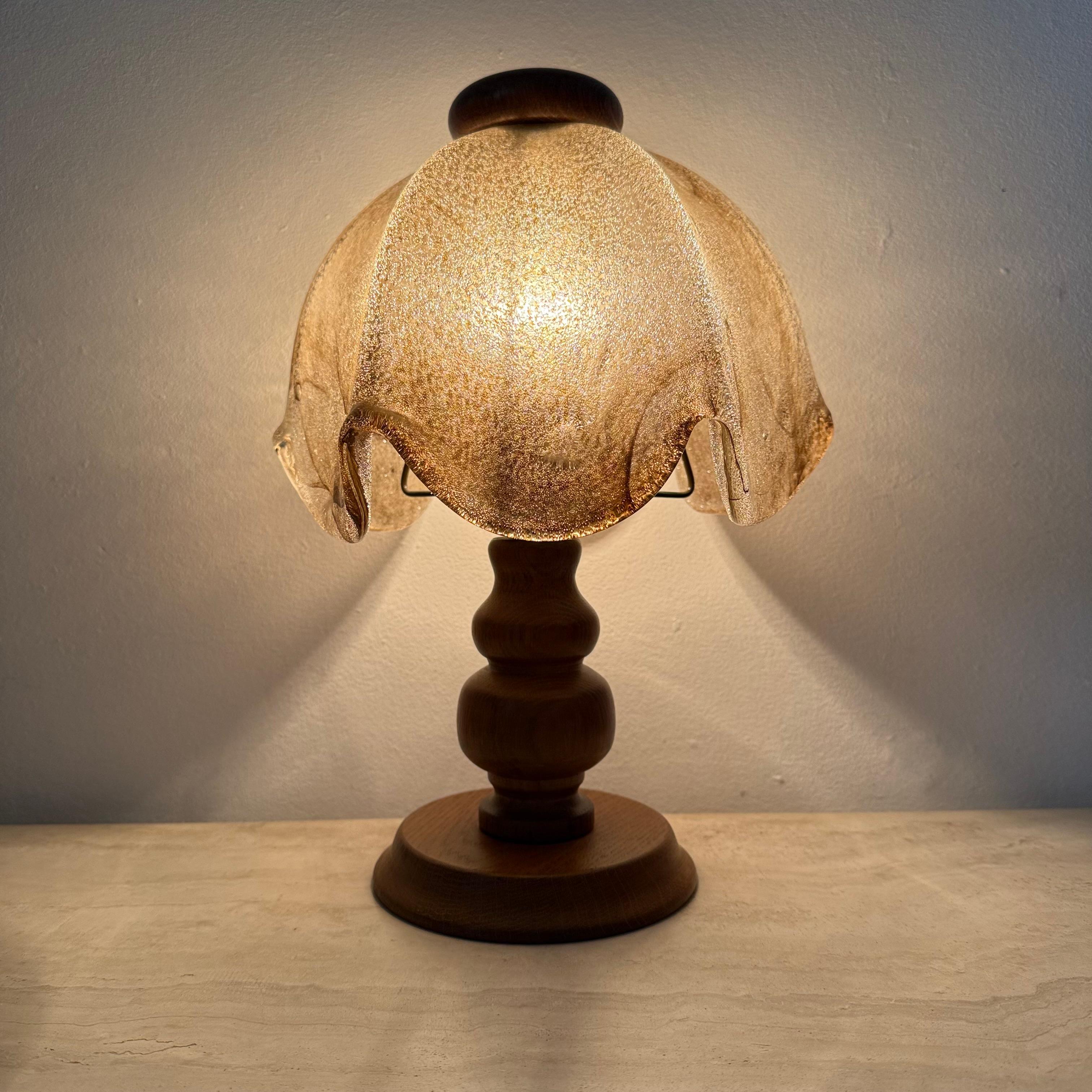 Brutalistische Glastischlampe mit massivem Eichenholzsockel, 1970er Jahre im Angebot 3