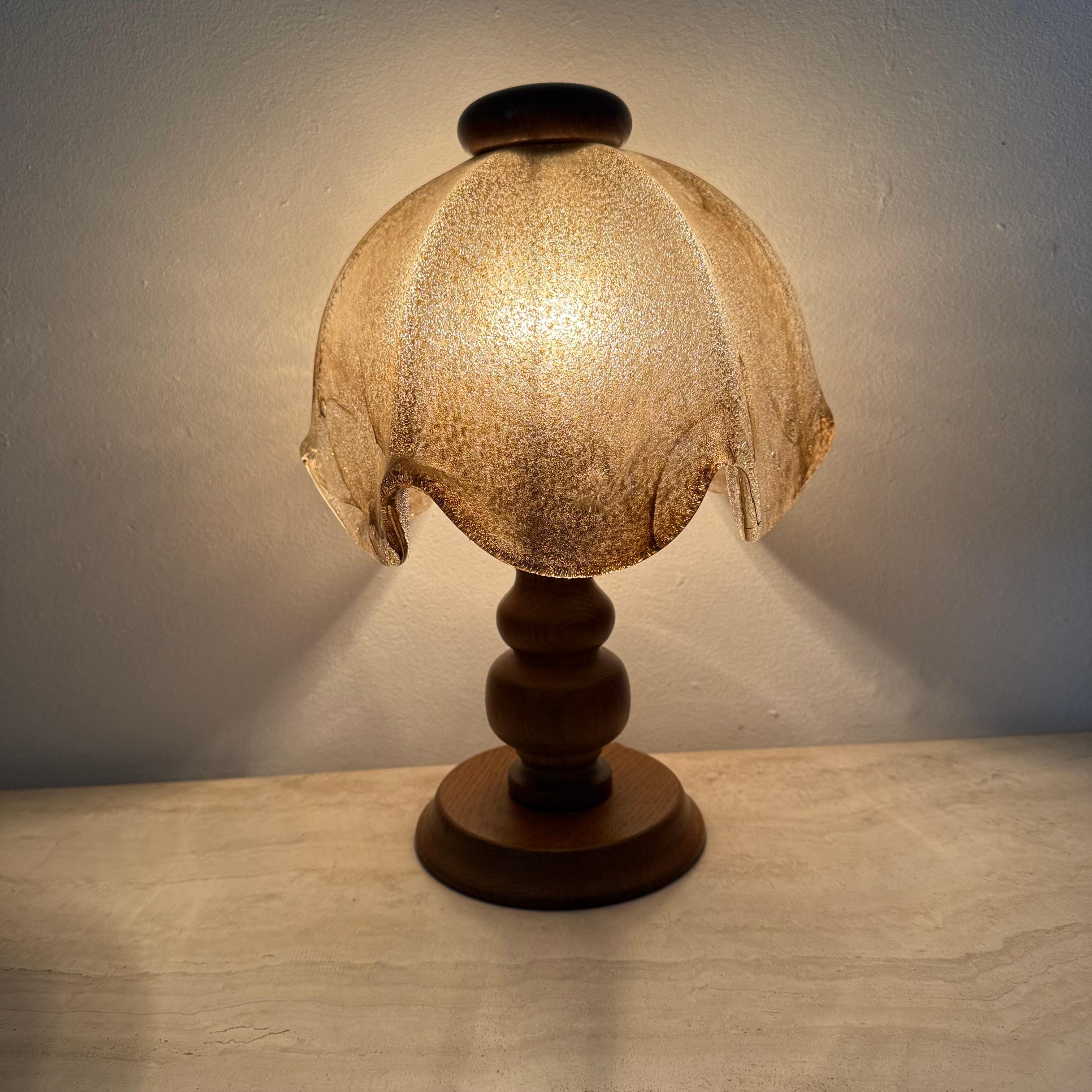Brutalistische Glastischlampe mit massivem Eichenholzsockel, 1970er Jahre im Angebot 4