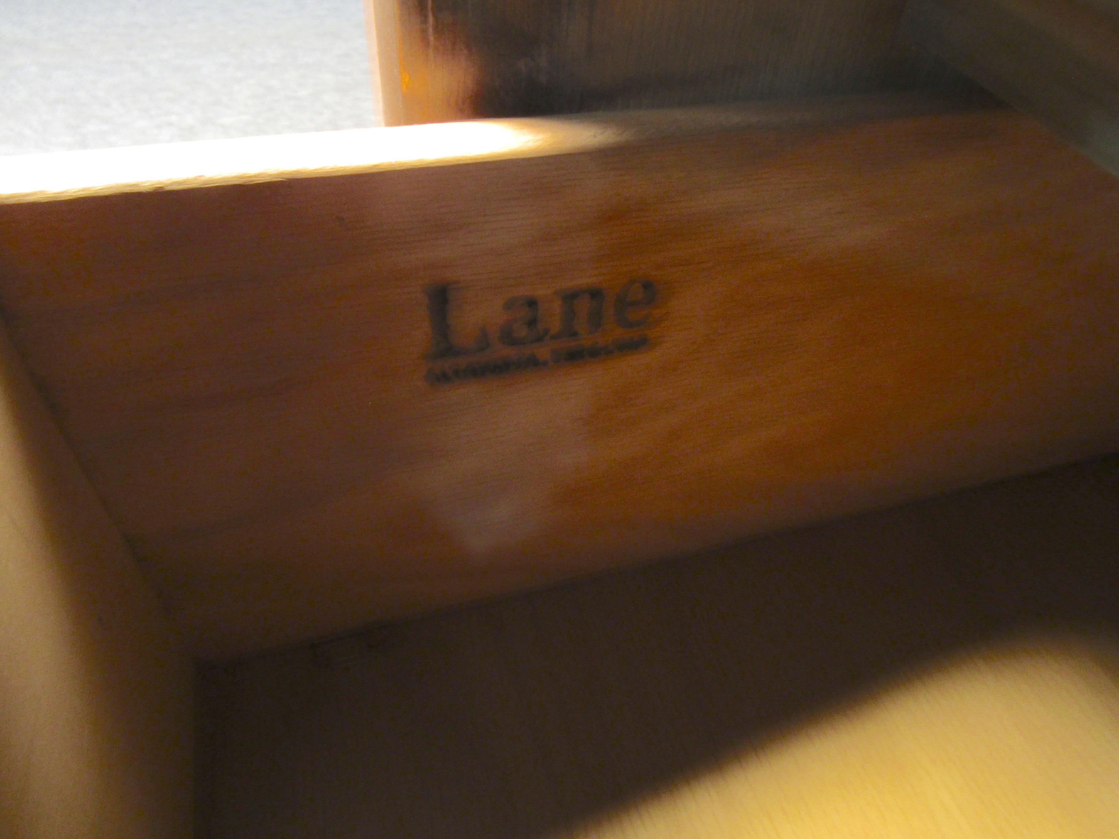 20ième siècle Commode haute brutaliste vintage par Lane Furniture en vente