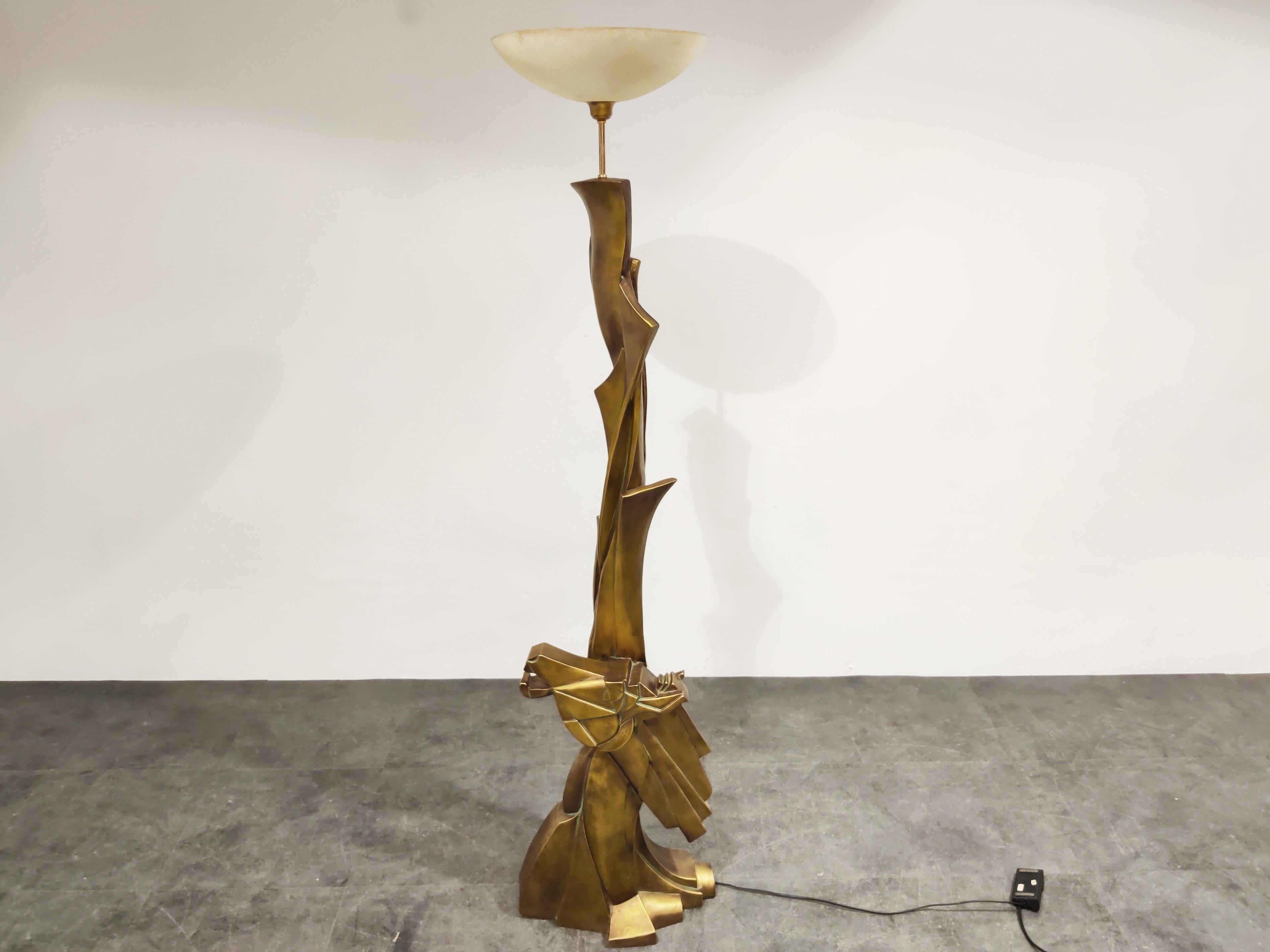 Stately Brutalist design horse head floor lamp made from heavy sculpted resin.

Gold/patinated bronze look.

Torchiere stained glass lamp shade made in Italy.

Beautiful statement piece. 

1980s, Italy

Measures: Height
