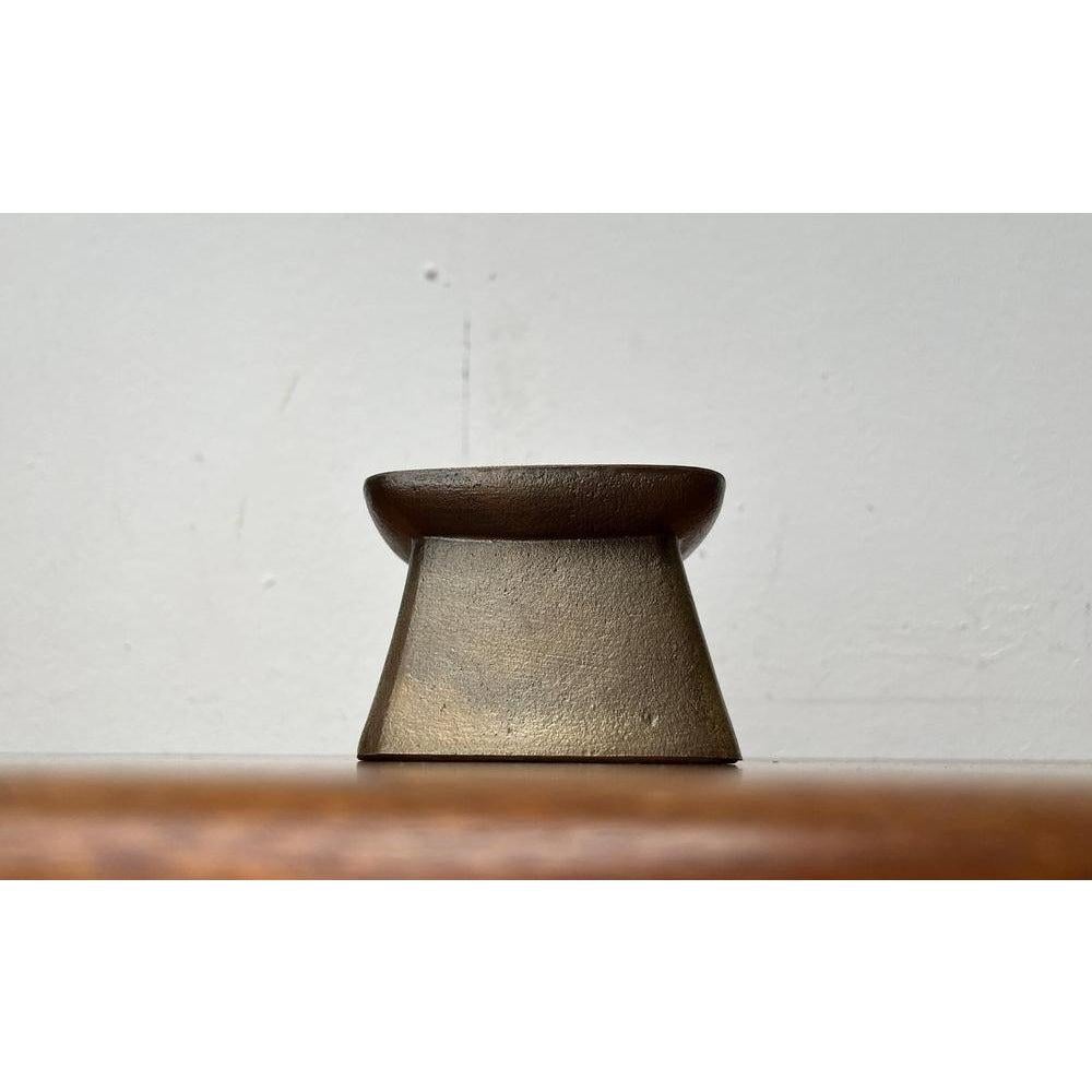 Vintage Brutalist Metall-Kerzenhalter, 1970er Jahre, in sehr gutem Zustand. Entworfen 1970 bis 1979.

Zusätzliche Informationen:
MATERIALIEN: Metall
Stil: Brutalistisch
Farbe: Braun
Artikel Typ: Vintage, antik oder aus Vorbesitz
Abmessungen: 3,94ʺB