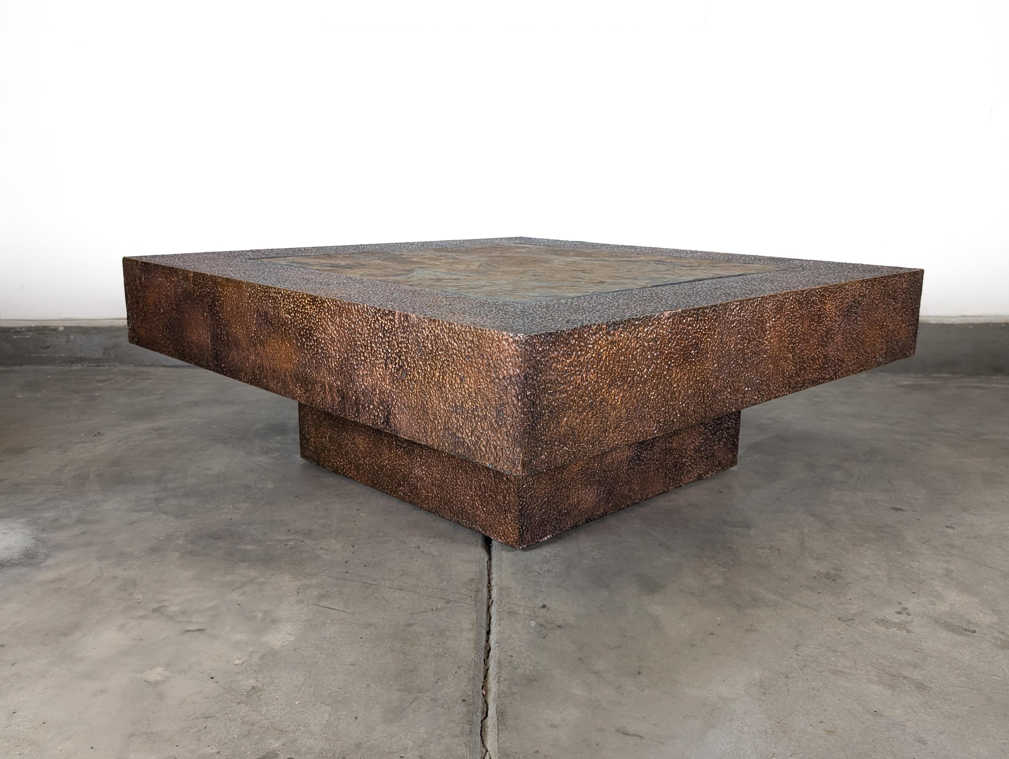 Tavolino brutalista d'epoca in rame martellato e ardesia del Mid Century Modern, 1970 ca. in vendita 12