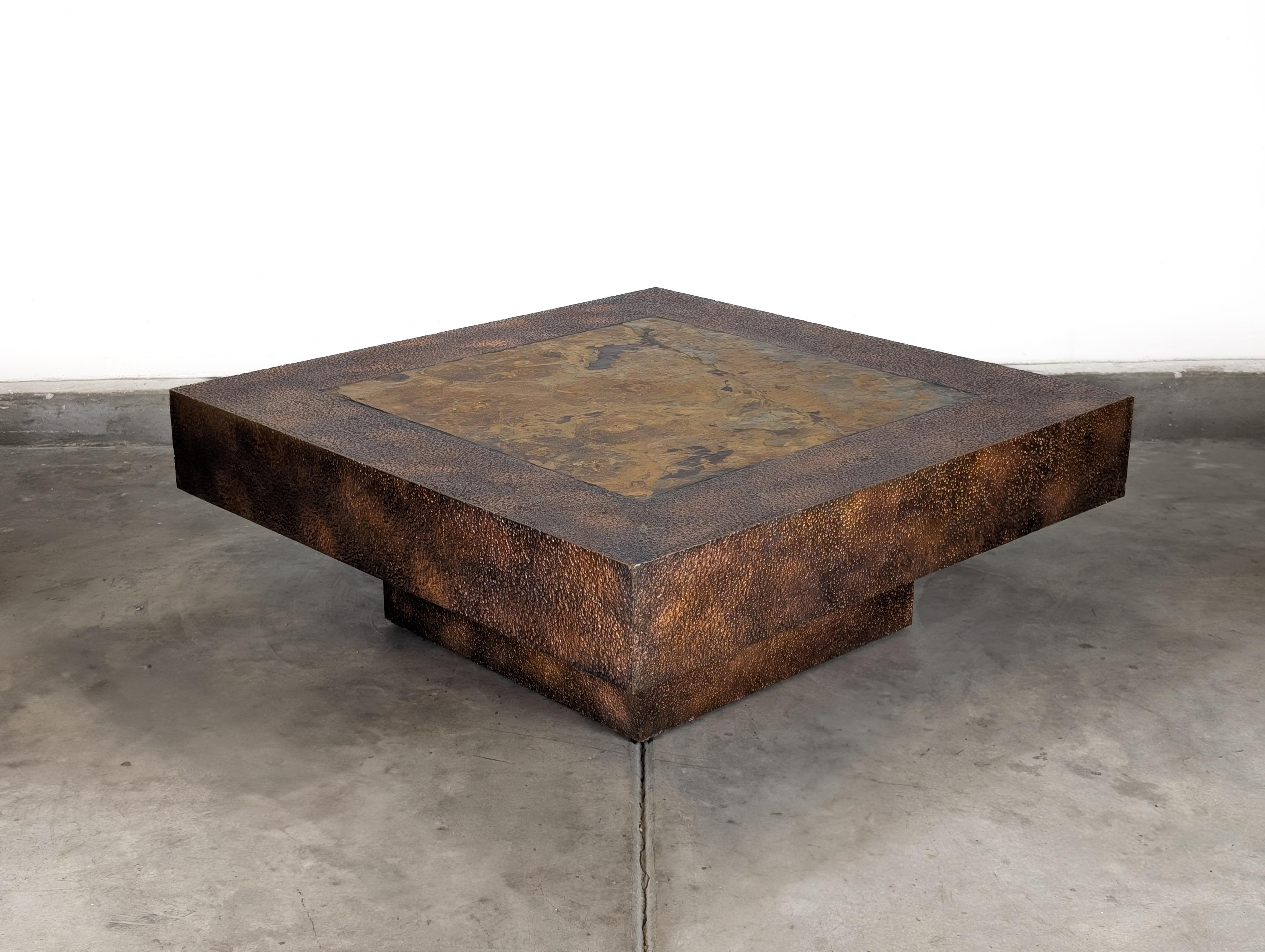 Fatto a mano Tavolino brutalista d'epoca in rame martellato e ardesia del Mid Century Modern, 1970 ca. in vendita