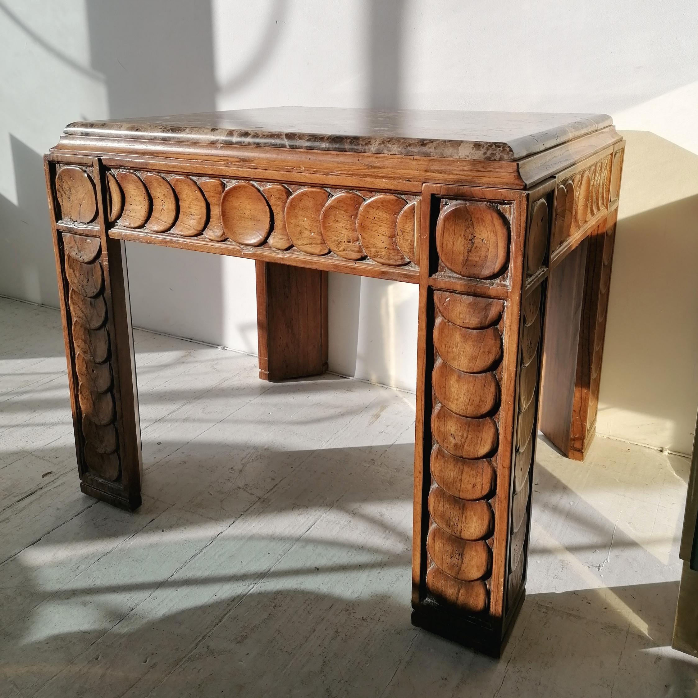 A vintage Brutalist mid century American oak & marble side/ end table. In good original condition. Circa late 1960s / early 1970s.

Dimensions: width 71cm, depth 61cm, height 61cm.