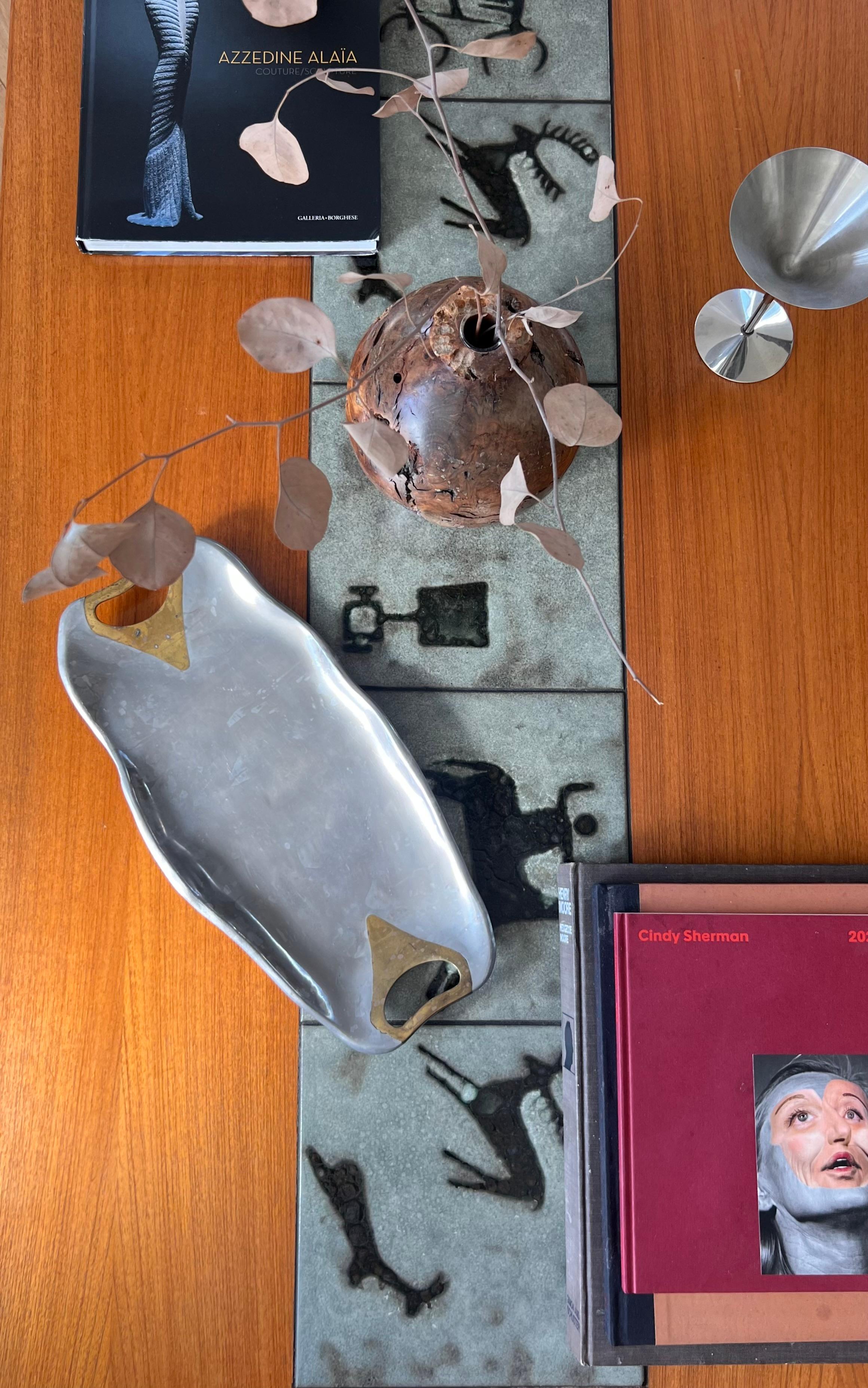 Un grand plateau brutaliste fait à la main en métaux mixtes, attribué à l'artiste David Marshall, fin du 20e siècle. Avec son bord ondulé et ses poignées en laiton, cette pièce est unique et ancestrale. Avec quelques signes d'âge, notamment une