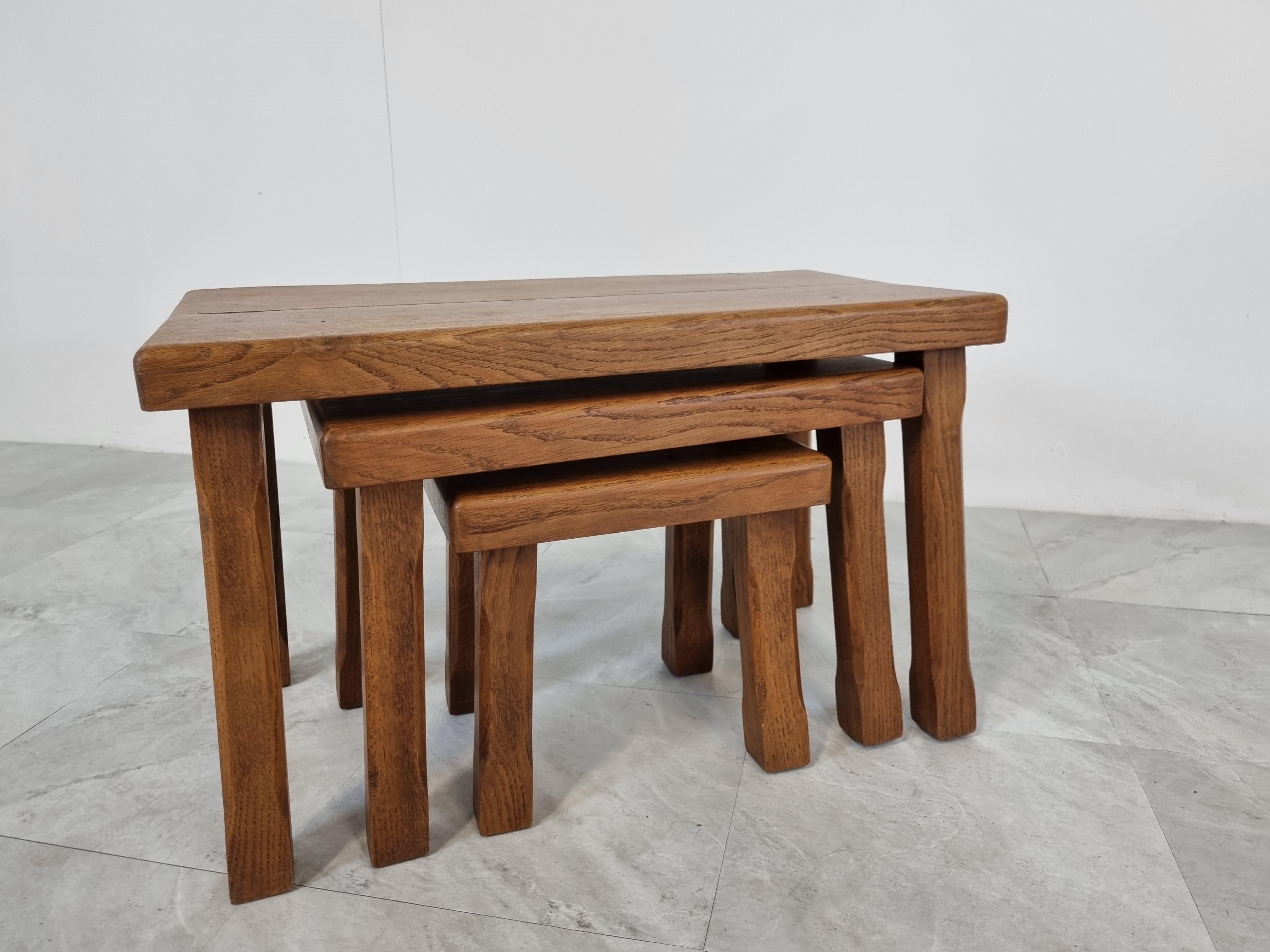 Lovely set of brutalist oak nesting tables.

Rustic and robuste design.

1960s - Belgium

Good condition

Dimensions of the largest table:

Height: 37cm/14.56